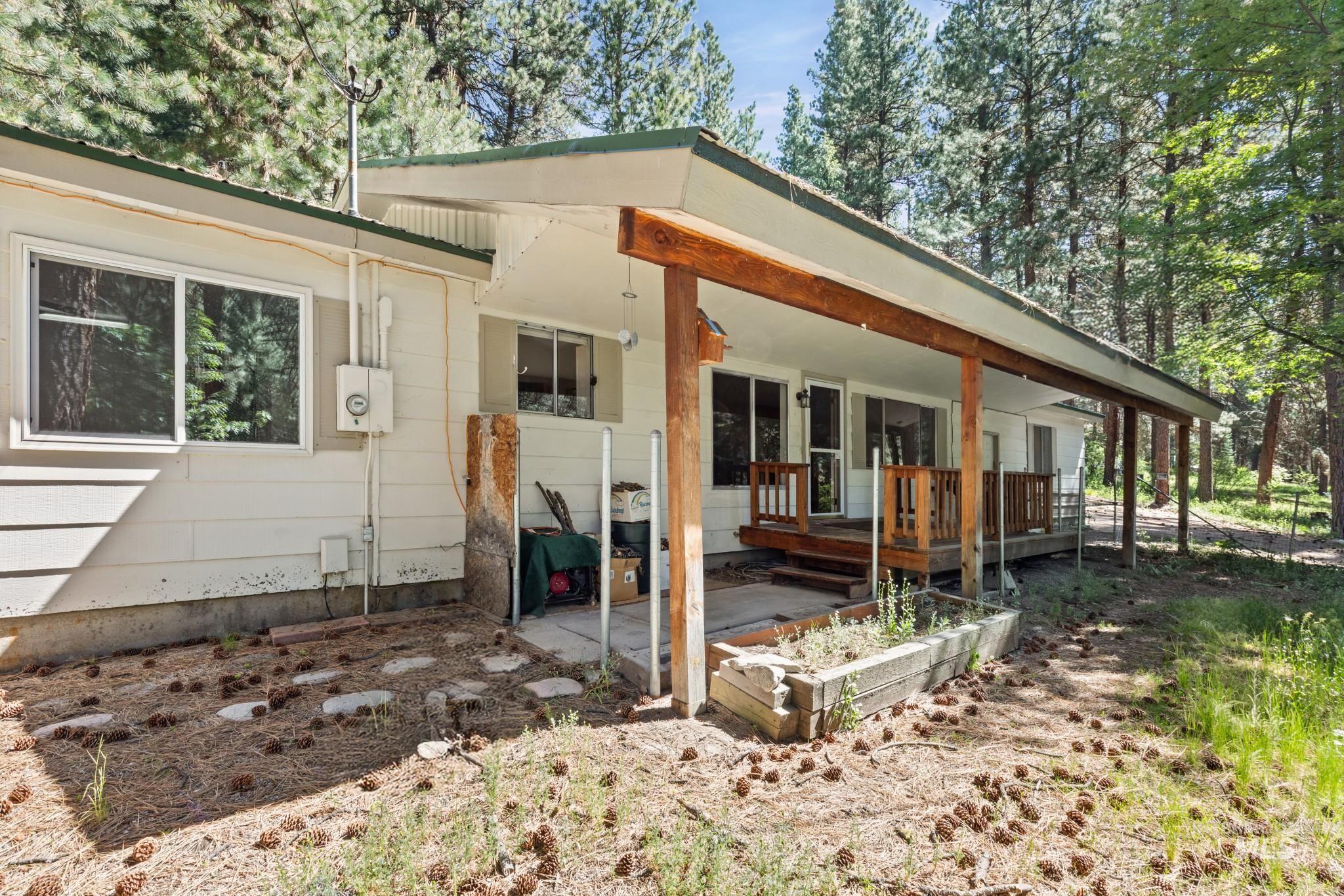 18 Hida Way, Lowman, Idaho 83637, 3 Bedrooms, 2 Bathrooms, Residential For Sale, Price $425,000, 98990652