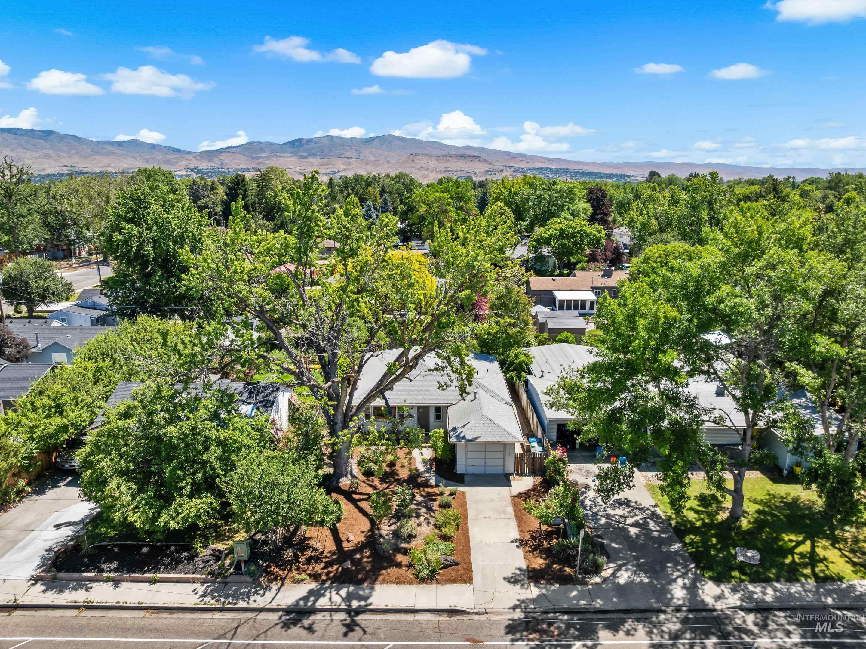 820 S Shoshone St, Boise, Idaho 83705, 3 Bedrooms, 2 Bathrooms, Residential For Sale, Price $500,000, 98990656