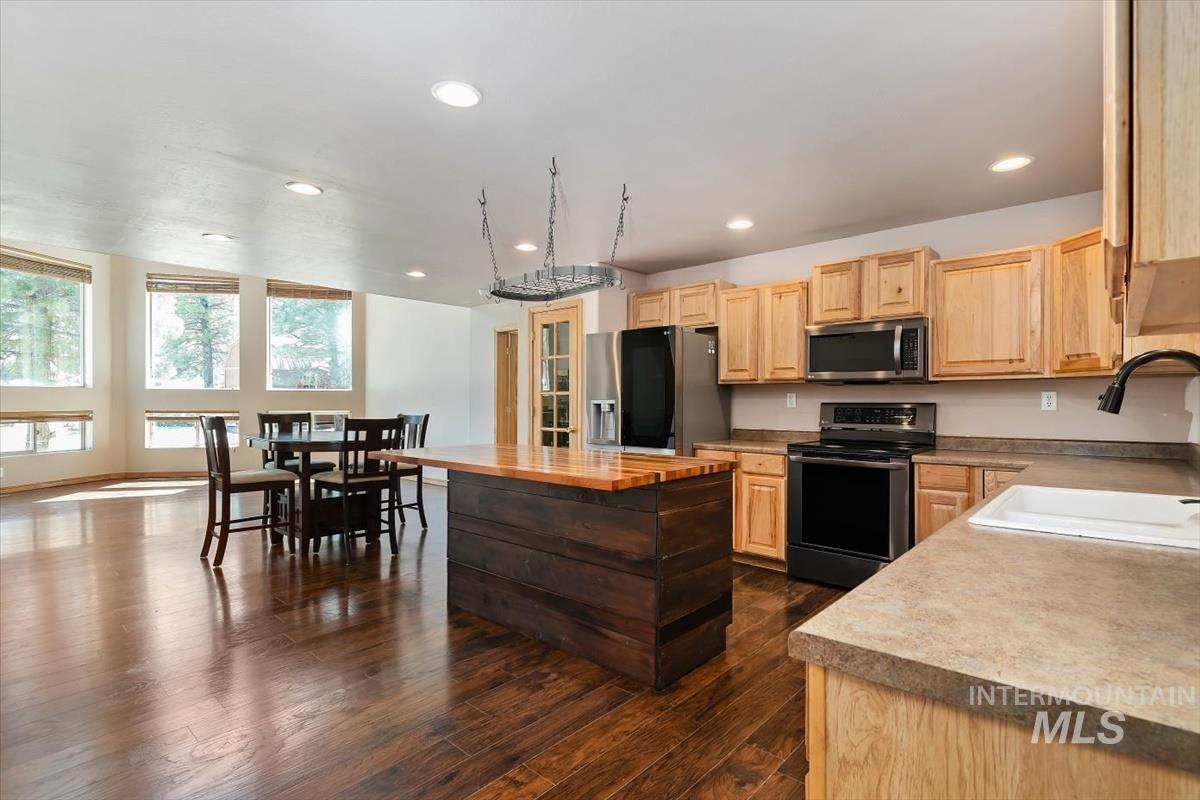 417 Elk Creek Rd, Idaho City, Idaho 83631, 4 Bedrooms, 3 Bathrooms, Residential For Sale, Price $529,900,MLS 98990672