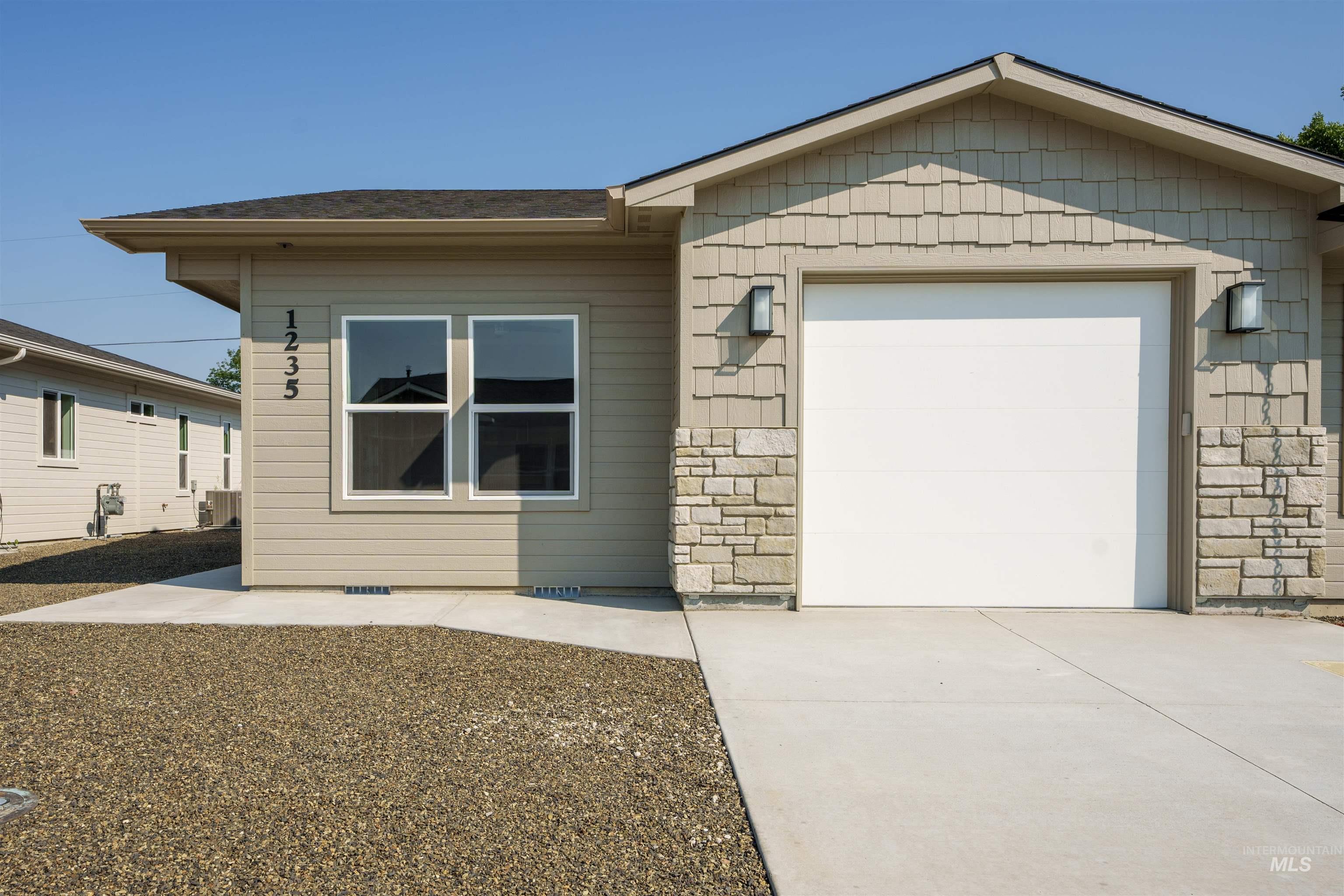 1235 Phillips Circle, Ontario, Oregon 97914-3905, 2 Bedrooms, 2 Bathrooms, Residential For Sale, Price $235,000, 98990677