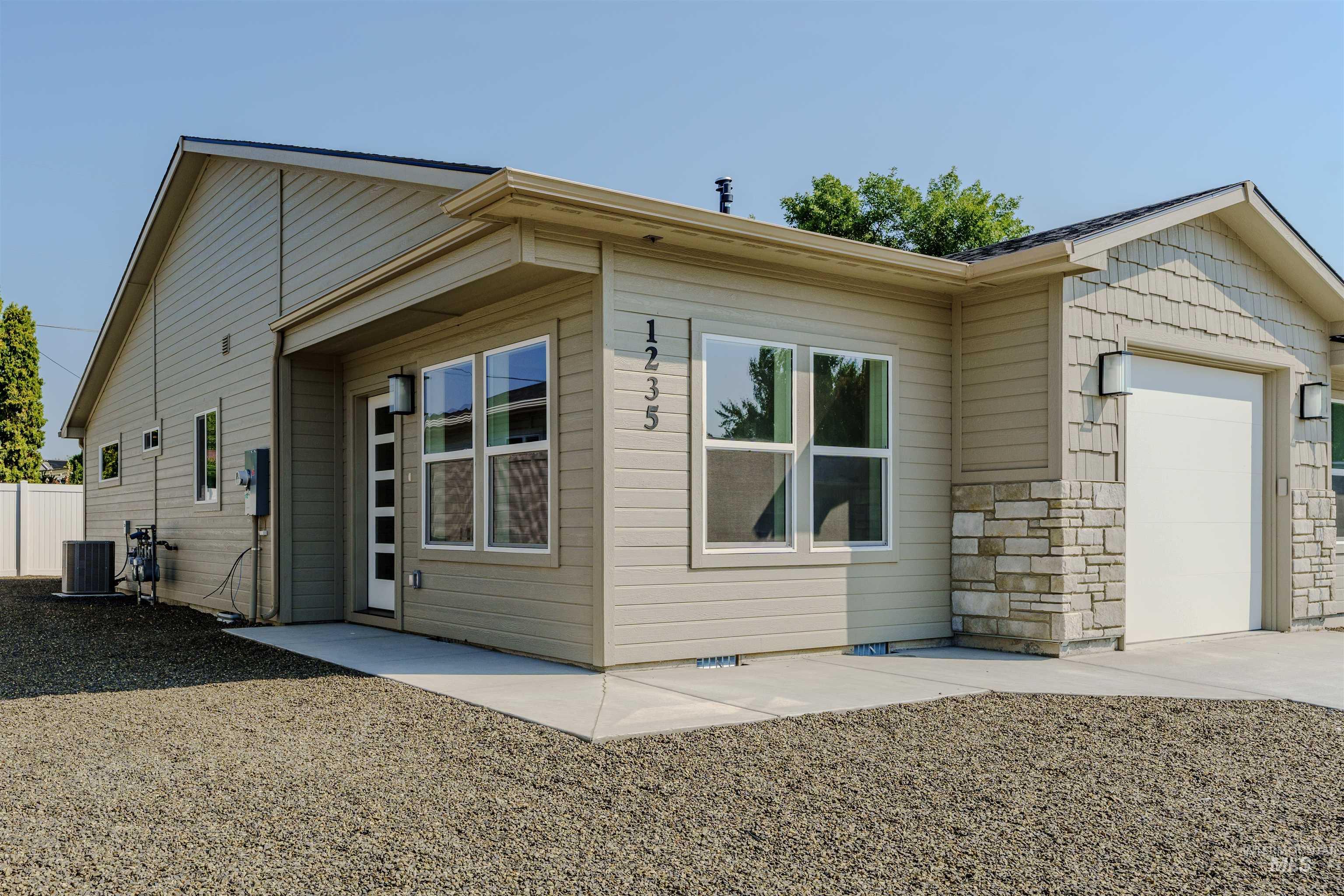 1235 Phillips Circle, Ontario, Oregon 97914-3905, 2 Bedrooms, 2 Bathrooms, Residential For Sale, Price $235,000, 98990677