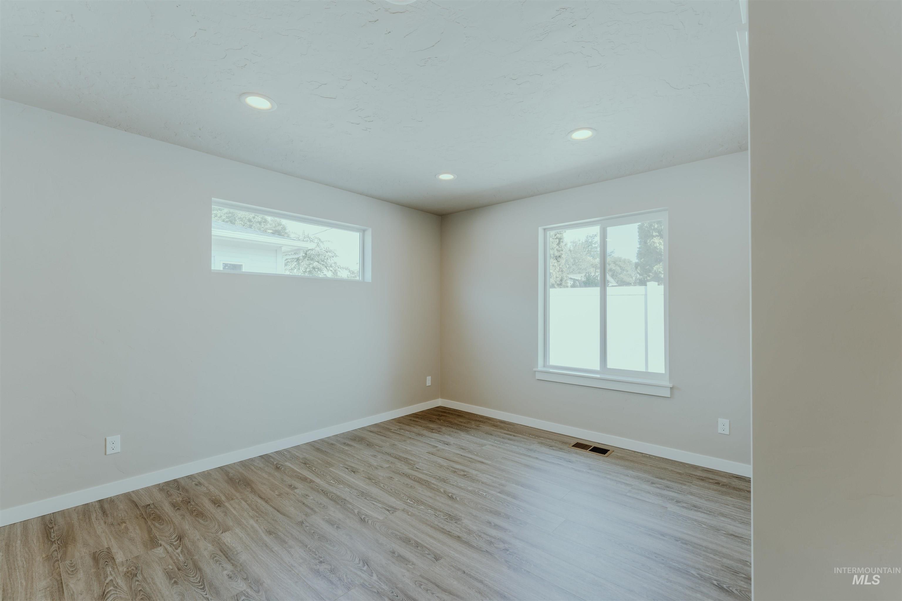 1235 Phillips Circle, Ontario, Oregon 97914-3905, 2 Bedrooms, 2 Bathrooms, Residential For Sale, Price $235,000, 98990677