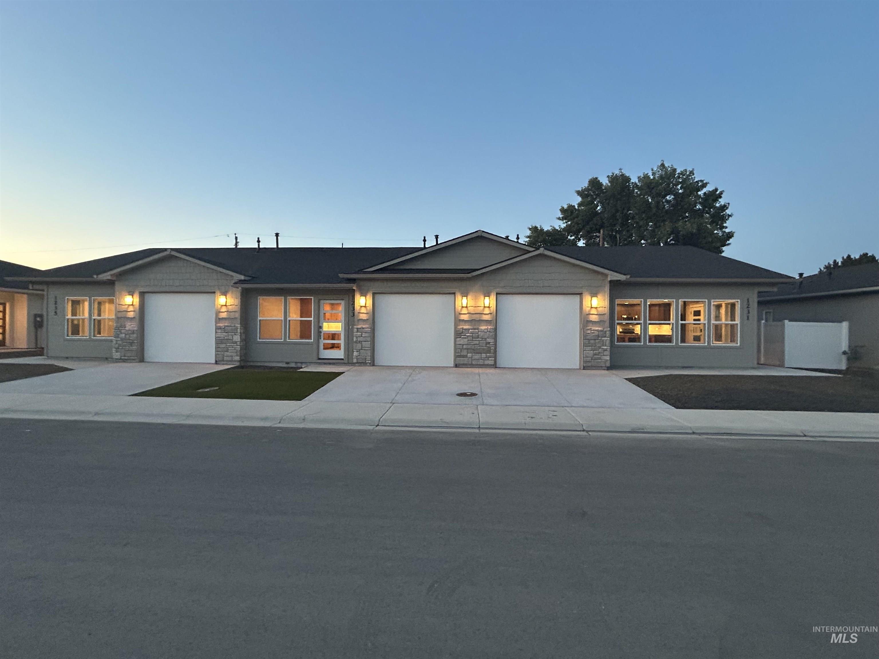 1235 Phillips Circle, Ontario, Oregon 97914-3905, 2 Bedrooms, 2 Bathrooms, Residential For Sale, Price $235,000, 98990677