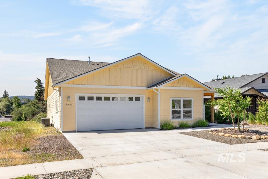 2033 Westview Dr., Moscow, Idaho 83843, 4 Bedrooms, 2 Bathrooms, Residential For Sale, Price $650,000,MLS 98990682