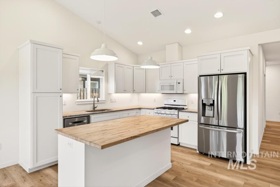 2033 Westview Dr., Moscow, Idaho 83843, 4 Bedrooms, 2 Bathrooms, Residential For Sale, Price $650,000,MLS 98990682