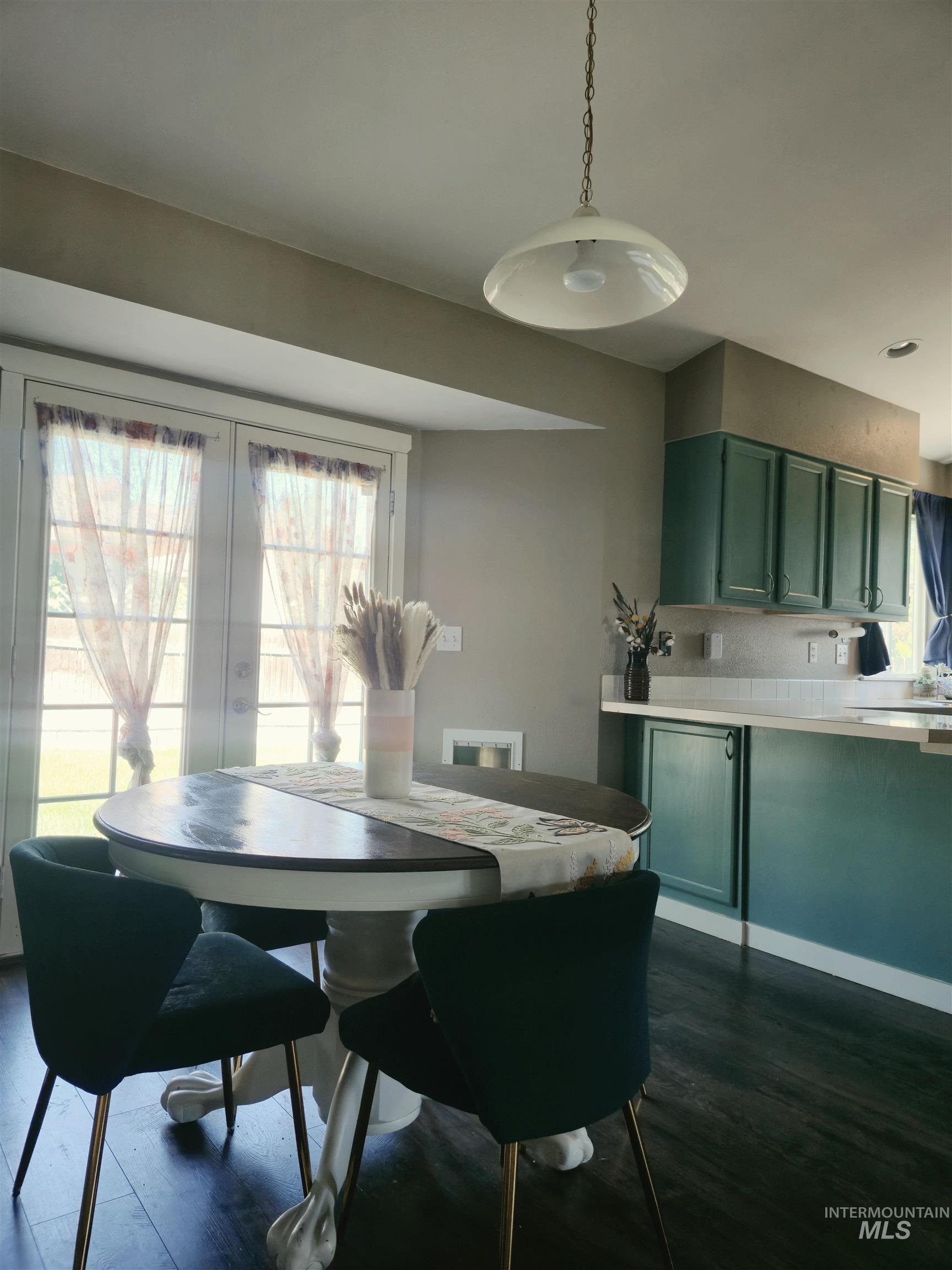 2140 E Chateau, Boise, Idaho 83646, 4 Bedrooms, 3 Bathrooms, Residential For Sale, Price $439,900,MLS 98990689