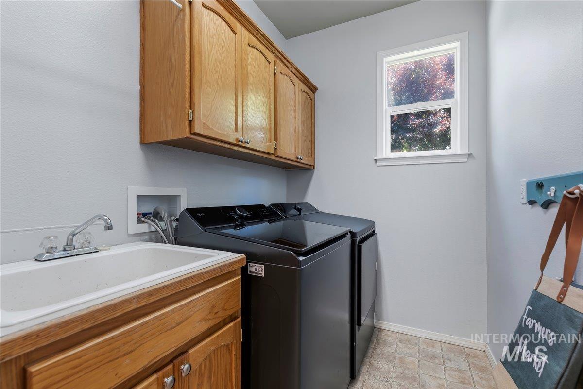 2078 W Lowry Street, Meridian, Idaho 83646, 5 Bedrooms, 2.5 Bathrooms, Residential For Sale, Price $599,999,MLS 98990692
