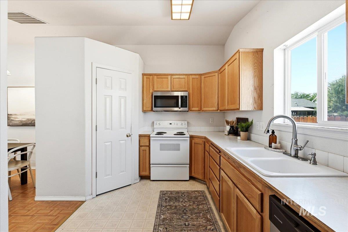 7373 Edgebrook Dr, Nampa, Idaho 83687, 3 Bedrooms, 2 Bathrooms, Residential For Sale, Price $357,900, 98990722