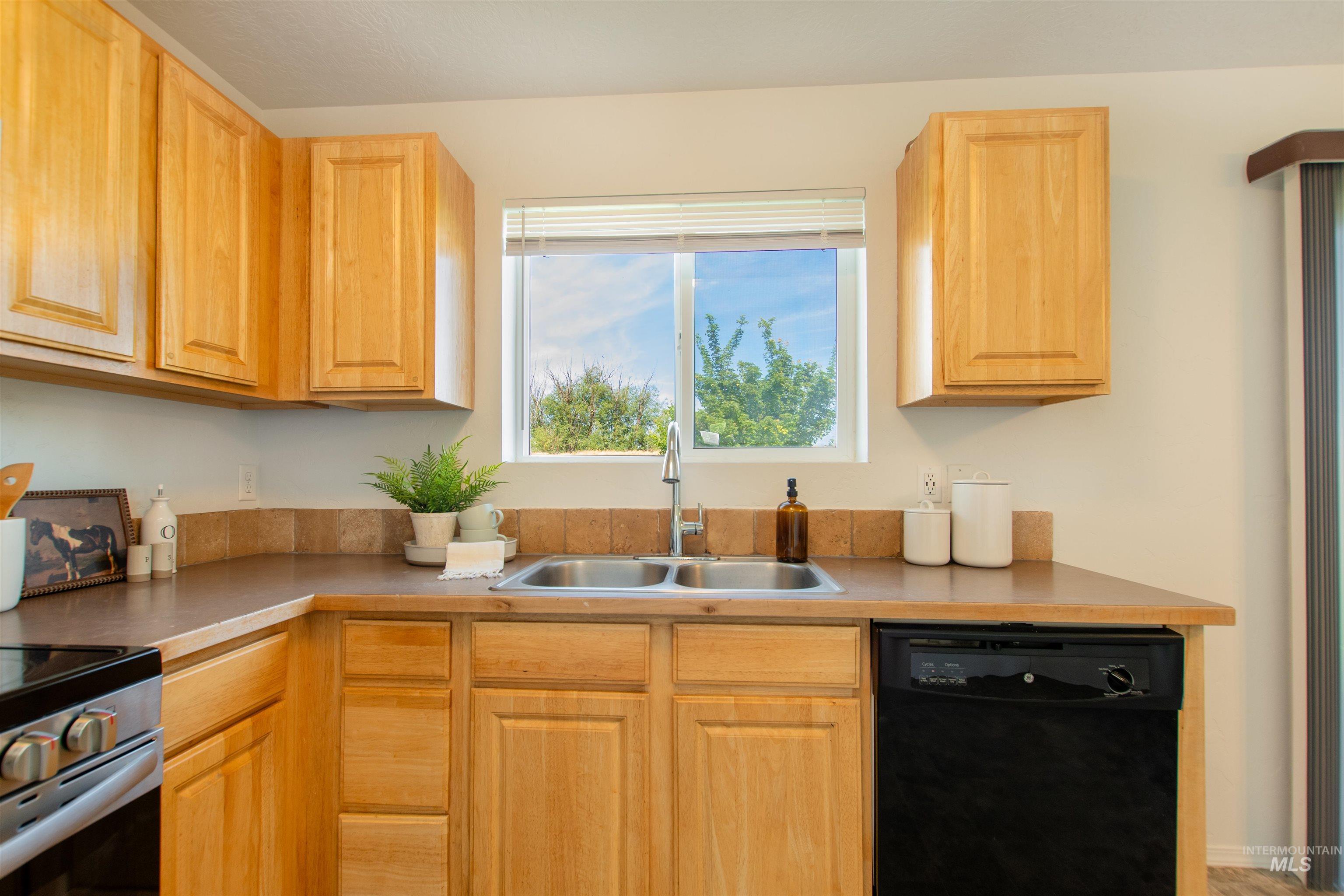 16168 Greenfield Way, Caldwell, Idaho 83607, 3 Bedrooms, 2.5 Bathrooms, Residential For Sale, Price $375,000, 98990724