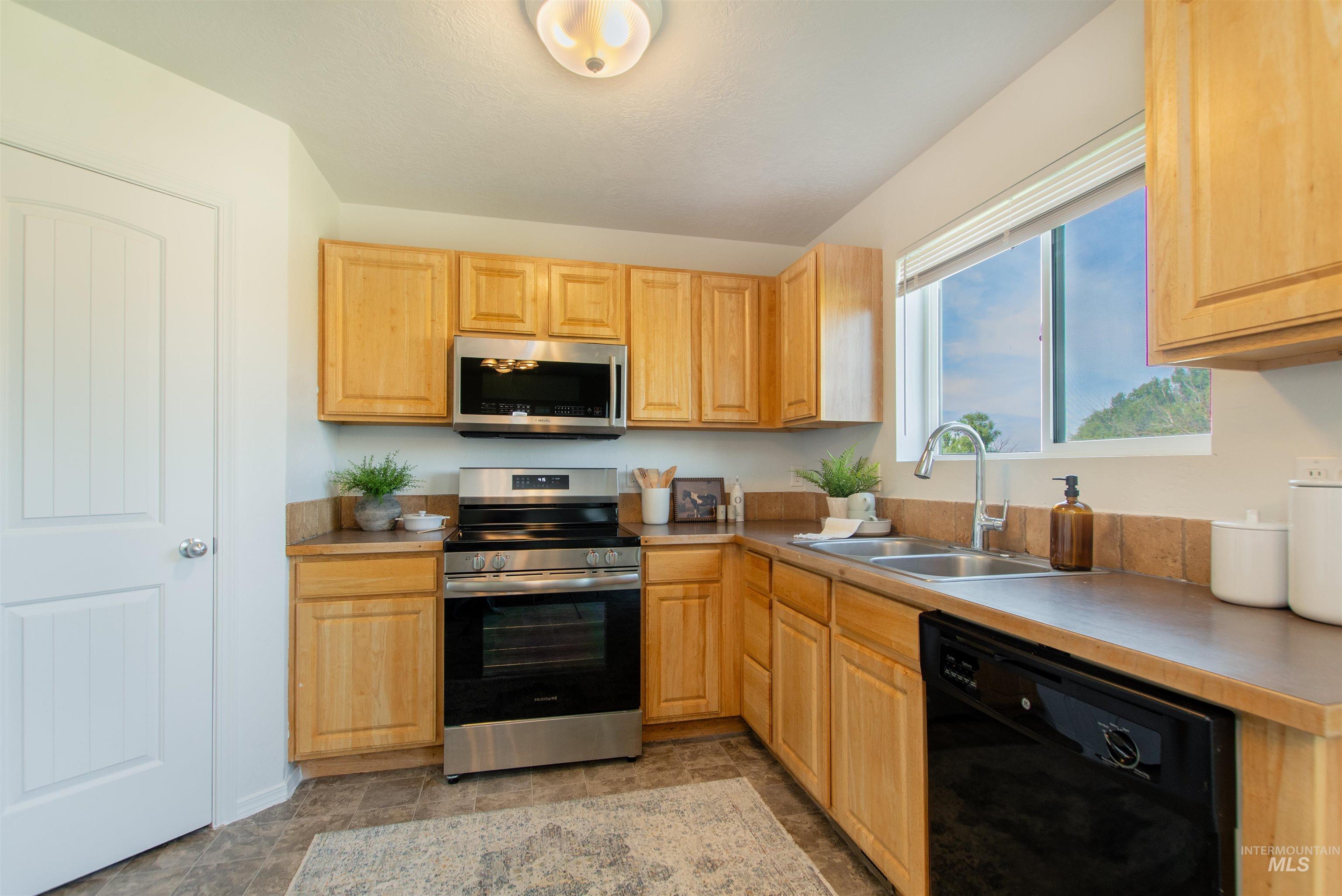 16168 Greenfield Way, Caldwell, Idaho 83607, 3 Bedrooms, 2.5 Bathrooms, Residential For Sale, Price $375,000, 98990724
