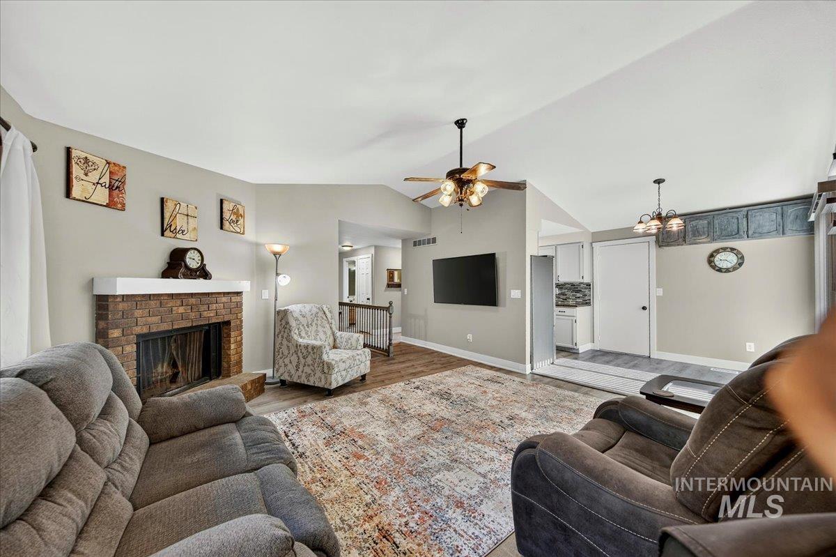 8809 W Canterbury St, Boise, Idaho 83704-6302, 4 Bedrooms, 2 Bathrooms, Residential For Sale, Price $450,000,MLS 98990736