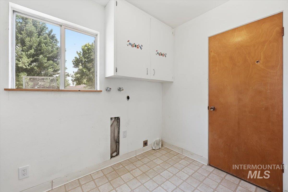 131 Sears Drive, Ontario, Oregon 97914, 5 Bedrooms, 2 Bathrooms, Residential For Sale, Price $340,000,MLS 98990744