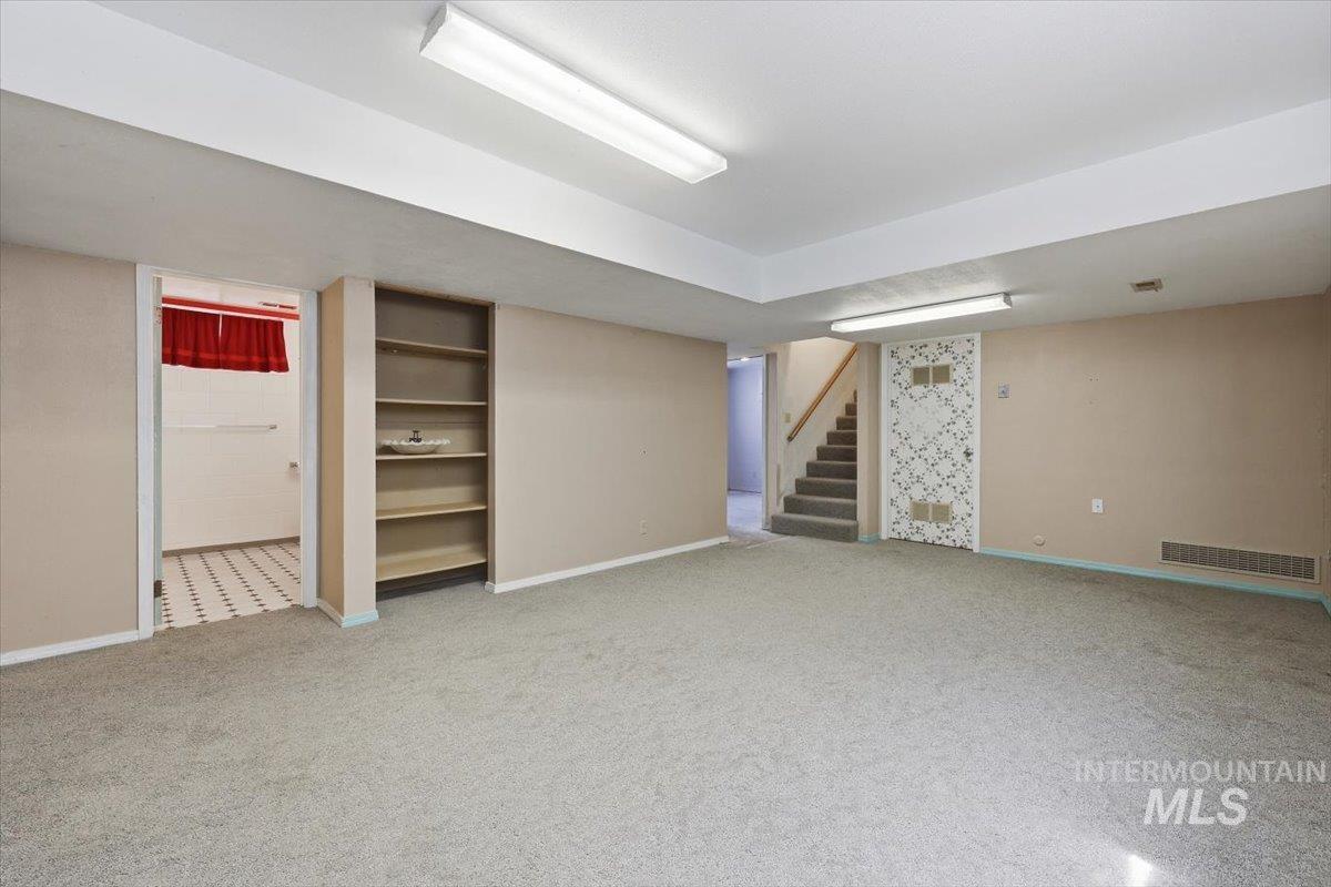 131 Sears Drive, Ontario, Oregon 97914, 5 Bedrooms, 2 Bathrooms, Residential For Sale, Price $340,000,MLS 98990744