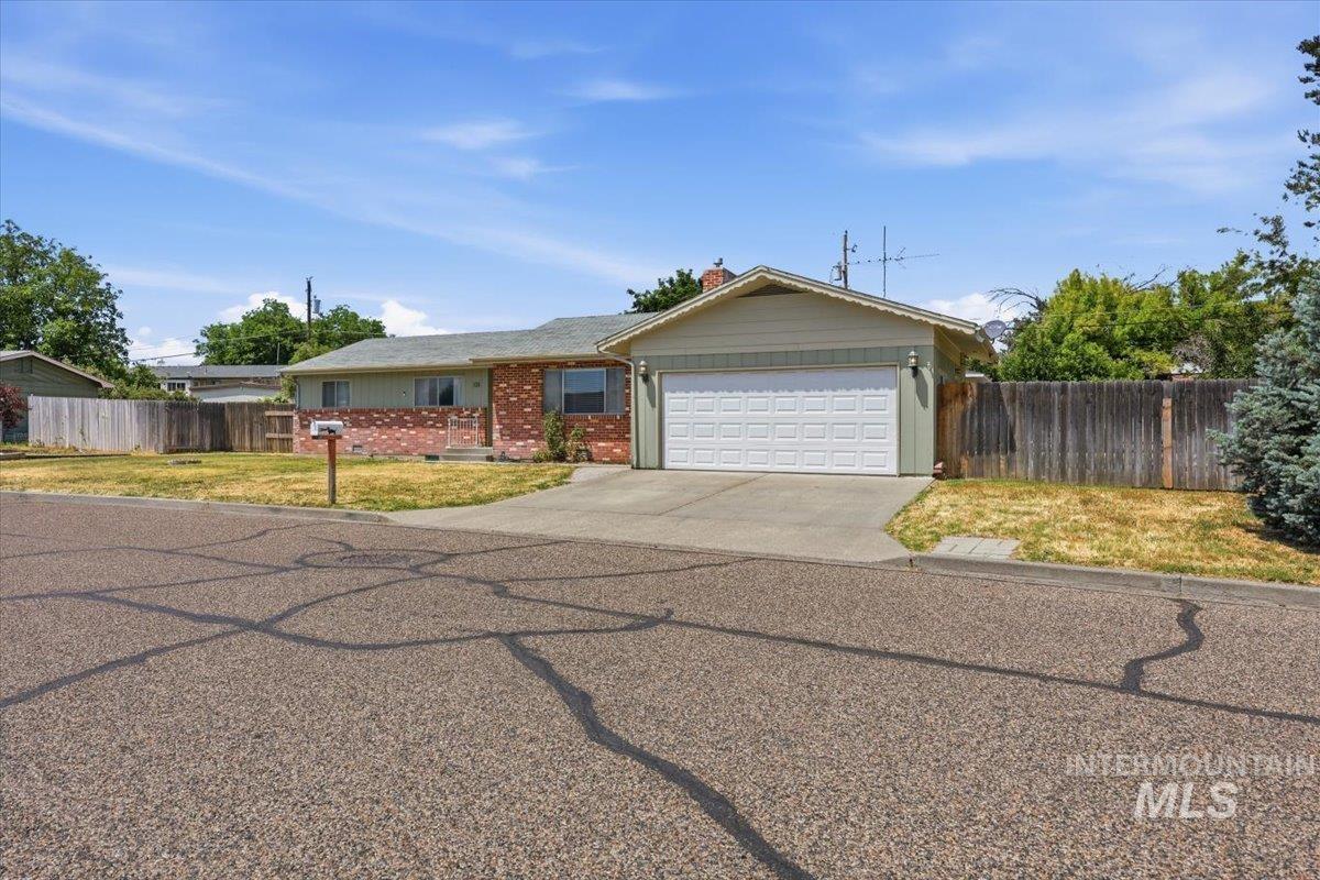 131 Sears Drive, Ontario, Oregon 97914, 5 Bedrooms, 2 Bathrooms, Residential For Sale, Price $340,000,MLS 98990744