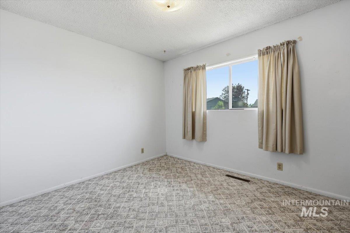 131 Sears Drive, Ontario, Oregon 97914, 5 Bedrooms, 2 Bathrooms, Residential For Sale, Price $340,000,MLS 98990744
