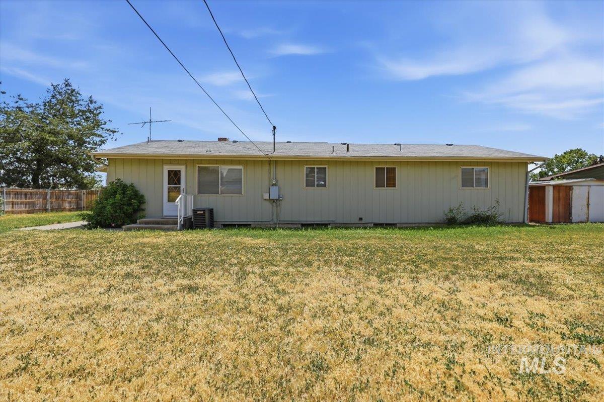131 Sears Drive, Ontario, Oregon 97914, 5 Bedrooms, 2 Bathrooms, Residential For Sale, Price $340,000,MLS 98990744