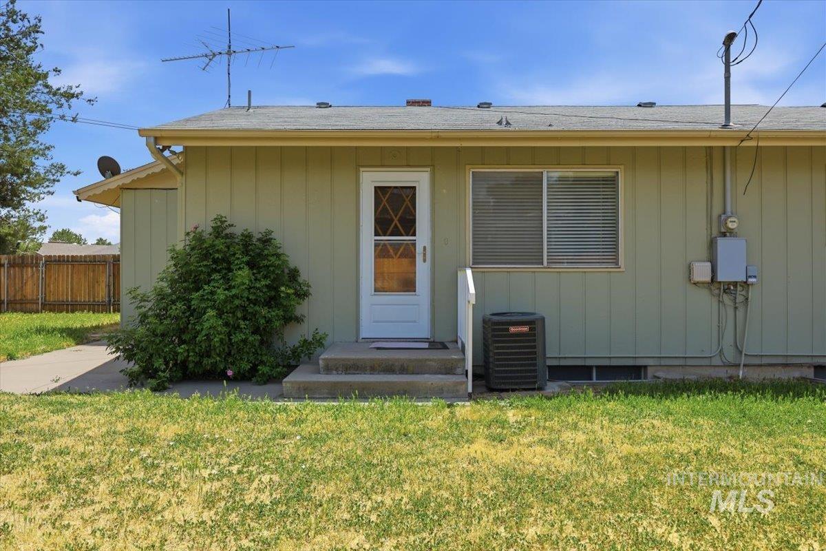 131 Sears Drive, Ontario, Oregon 97914, 5 Bedrooms, 2 Bathrooms, Residential For Sale, Price $340,000,MLS 98990744
