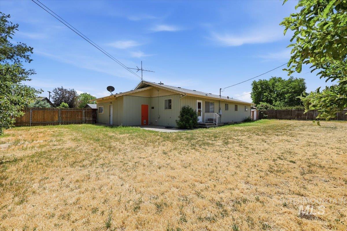 131 Sears Drive, Ontario, Oregon 97914, 5 Bedrooms, 2 Bathrooms, Residential For Sale, Price $340,000,MLS 98990744