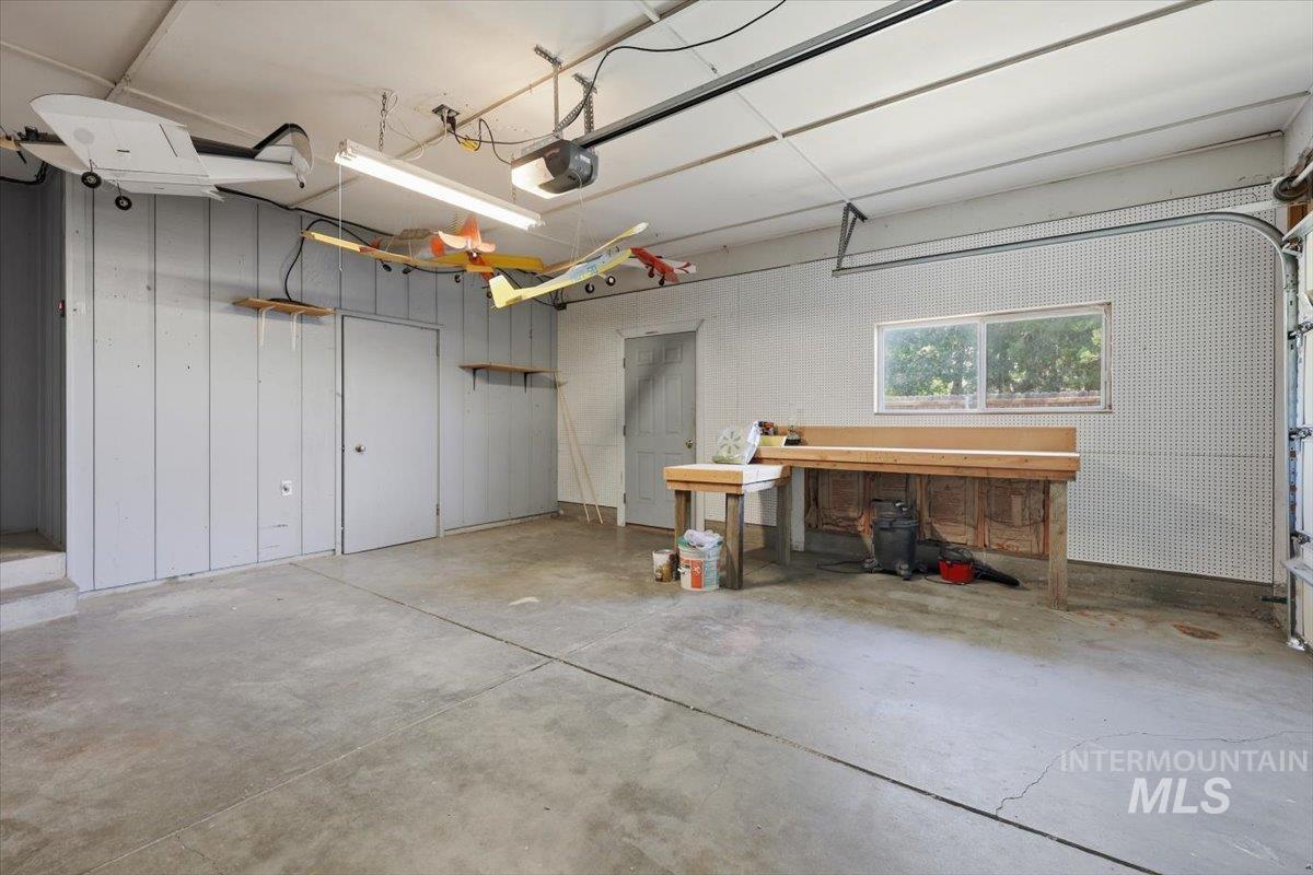131 Sears Drive, Ontario, Oregon 97914, 5 Bedrooms, 2 Bathrooms, Residential For Sale, Price $340,000,MLS 98990744