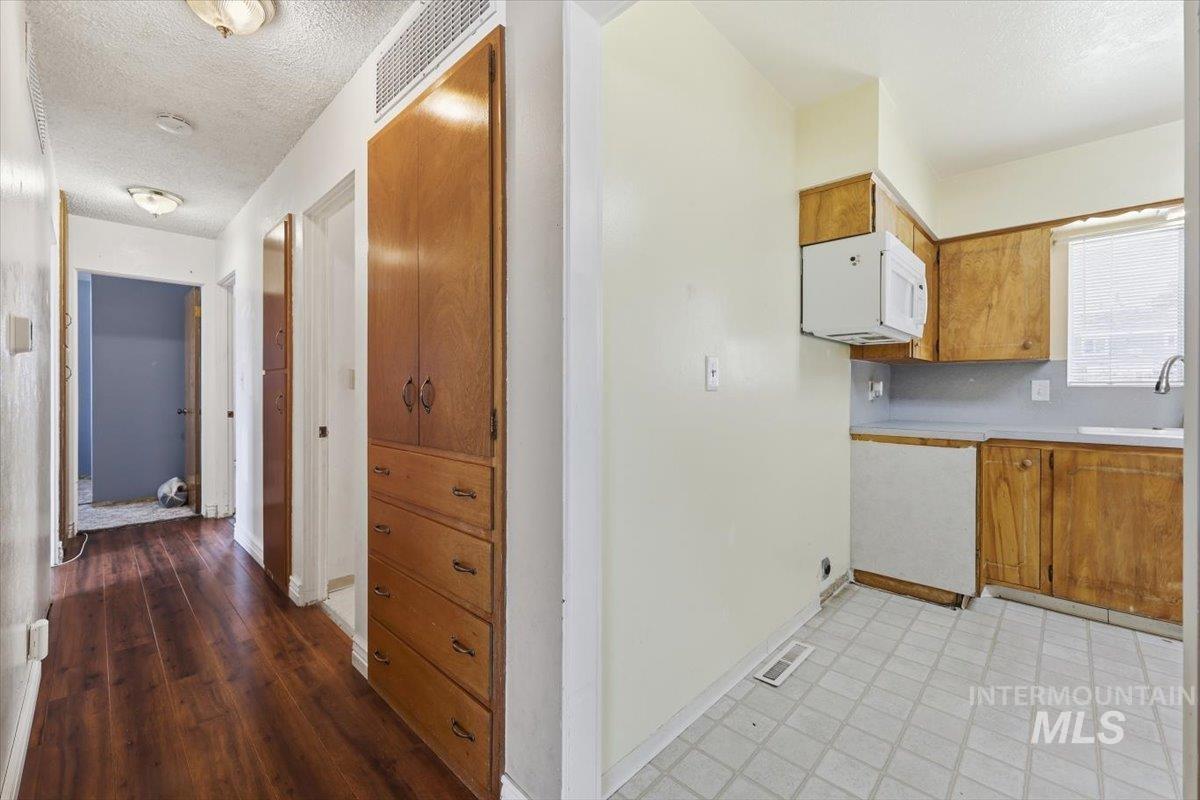131 Sears Drive, Ontario, Oregon 97914, 5 Bedrooms, 2 Bathrooms, Residential For Sale, Price $340,000,MLS 98990744