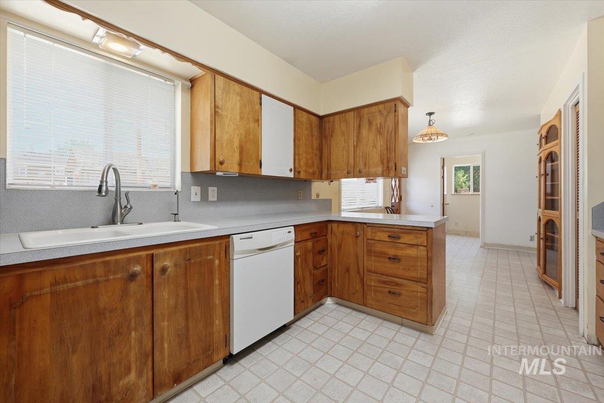 131 Sears Drive, Ontario, Oregon 97914, 5 Bedrooms, 2 Bathrooms, Residential For Sale, Price $340,000,MLS 98990744