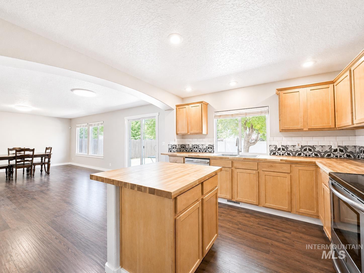 10122 W Shelborne Drive, Boise, Idaho 83709, 4 Bedrooms, 2.5 Bathrooms, Residential For Sale, Price $489,000,MLS 98990752