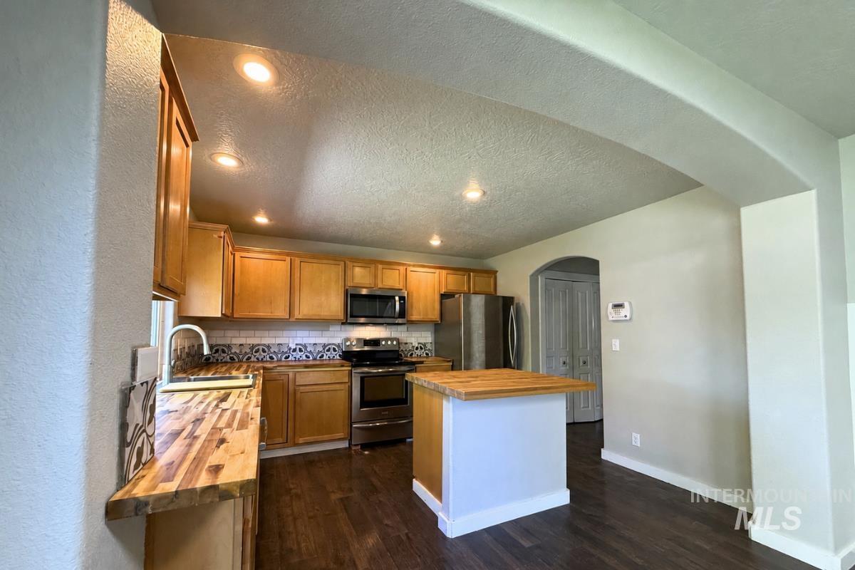 10122 W Shelborne Drive, Boise, Idaho 83709, 4 Bedrooms, 2.5 Bathrooms, Residential For Sale, Price $475,000, 98990752