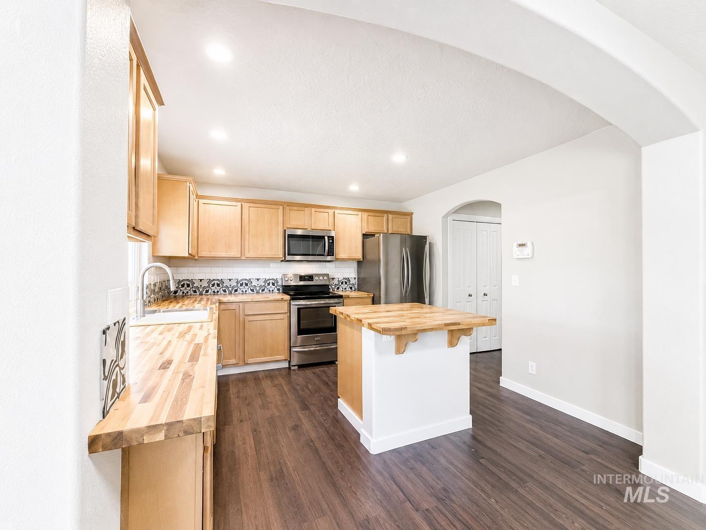 10122 W Shelborne Drive, Boise, Idaho 83709, 4 Bedrooms, 2.5 Bathrooms, Residential For Sale, Price $489,000,MLS 98990752