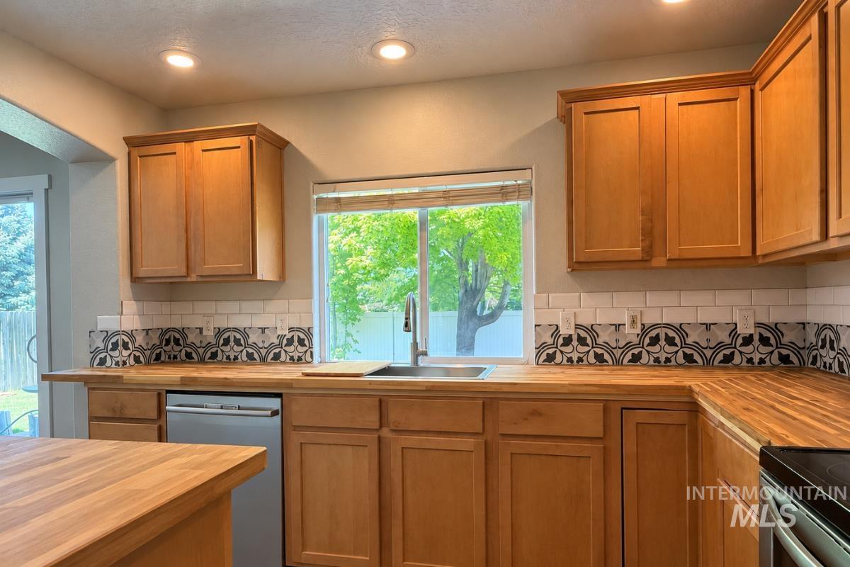 10122 W Shelborne Drive, Boise, Idaho 83709, 4 Bedrooms, 2.5 Bathrooms, Residential For Sale, Price $475,000, 98990752