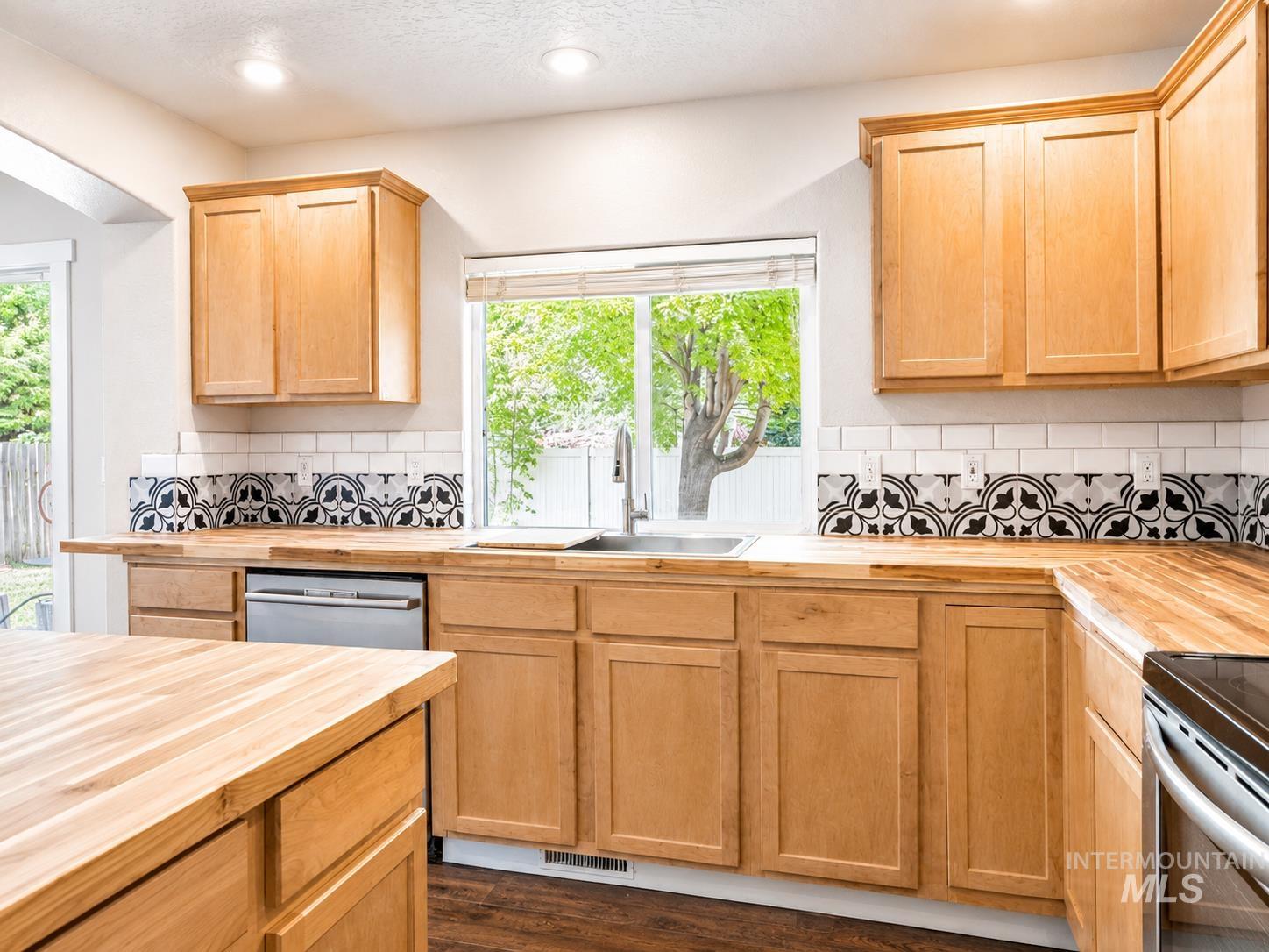 10122 W Shelborne Drive, Boise, Idaho 83709, 4 Bedrooms, 2.5 Bathrooms, Residential For Sale, Price $489,000,MLS 98990752