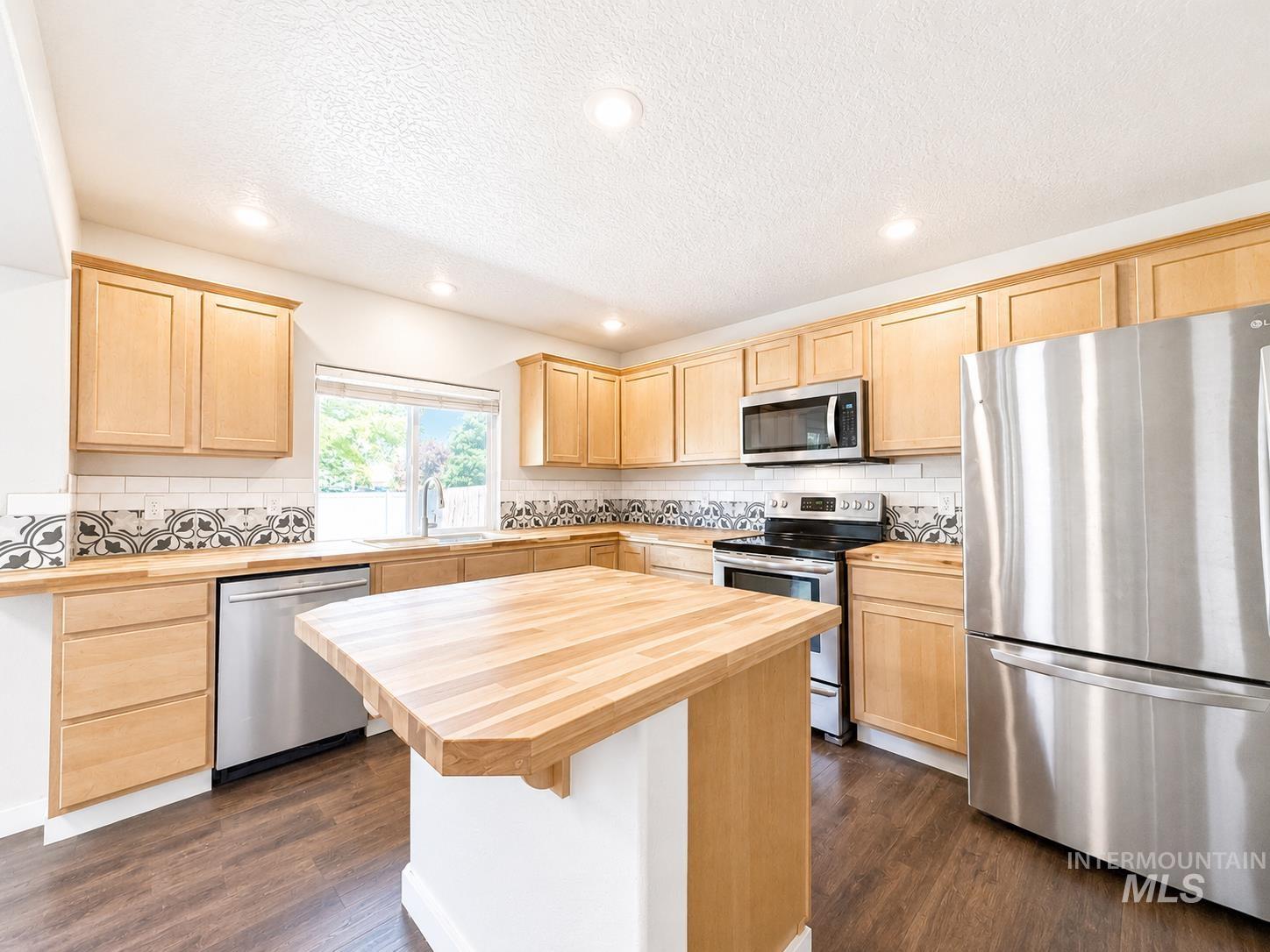 10122 W Shelborne Drive, Boise, Idaho 83709, 4 Bedrooms, 2.5 Bathrooms, Residential For Sale, Price $489,000,MLS 98990752