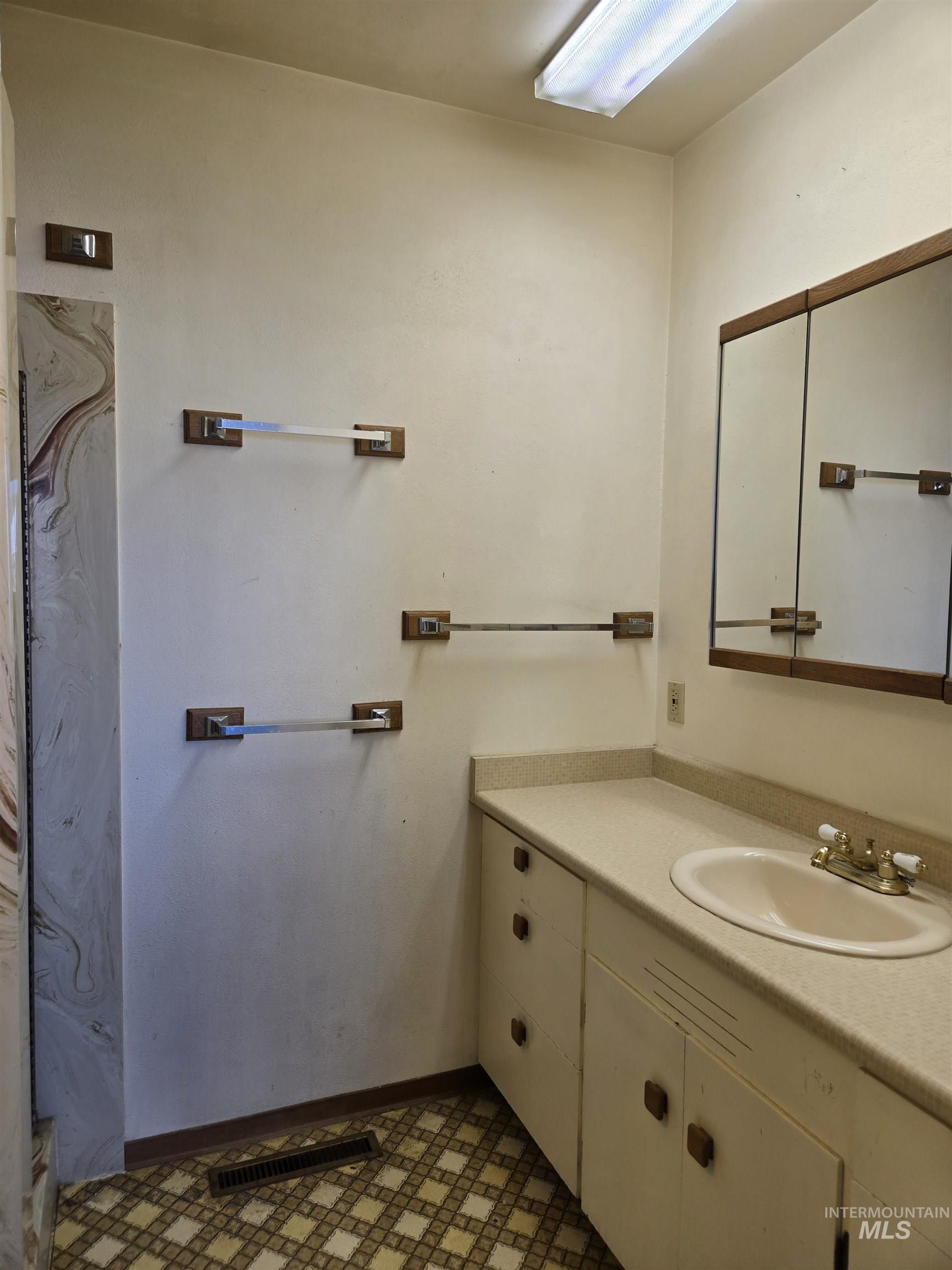 78 NW 5th Street, Ontario, Oregon 97914, 2 Bedrooms, 2.5 Bathrooms, Residential For Sale, Price $287,000,MLS 98990780
