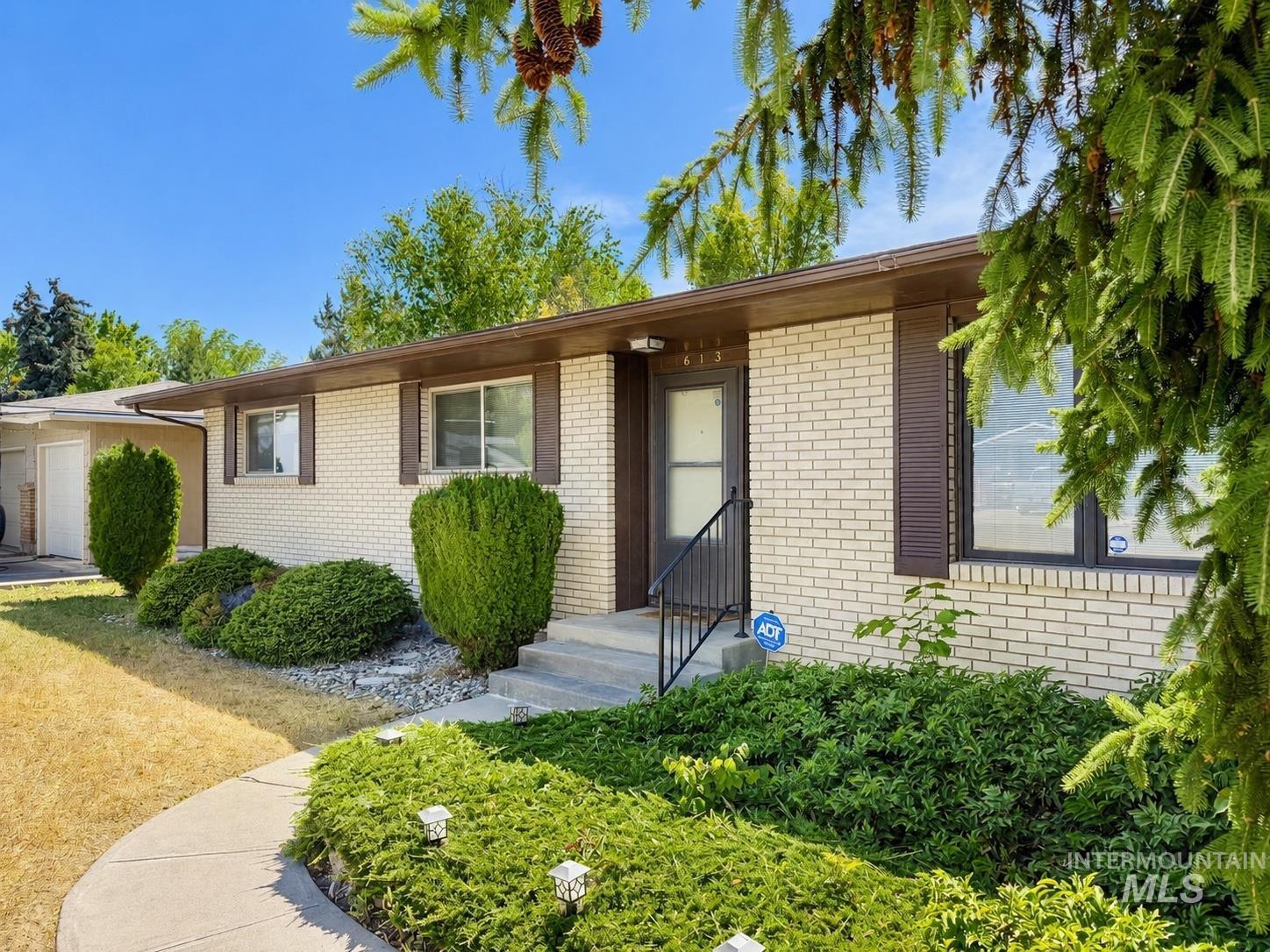 613 Sunrise Blvd N, Twin Falls, Idaho 83301-4352, 4 Bedrooms, 2 Bathrooms, Residential For Sale, Price $365,000, 98990783