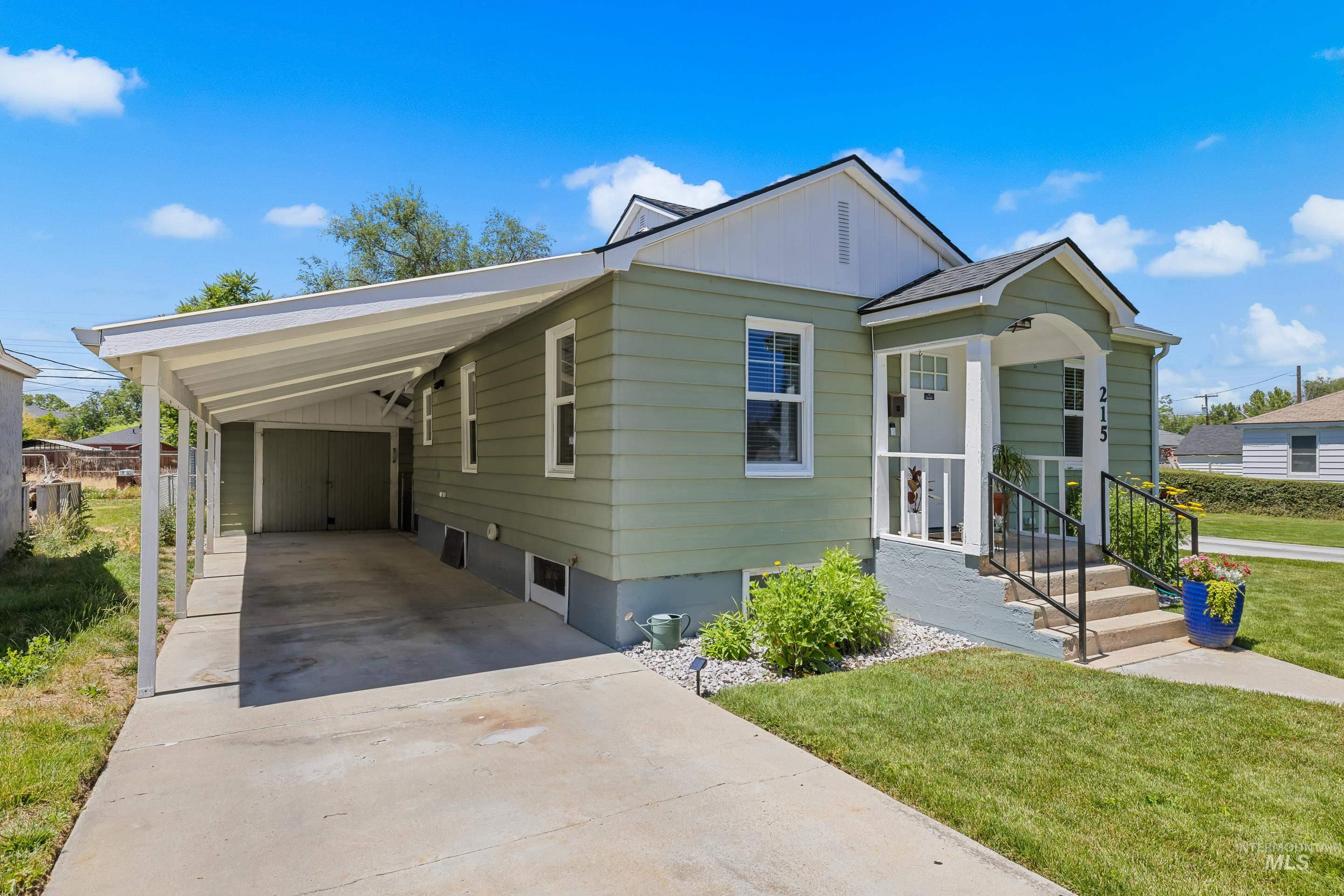 215 S Banner St., Nampa, Idaho 83686, 2 Bedrooms, 1 Bathroom, Residential For Sale, Price $339,900,MLS 98990791