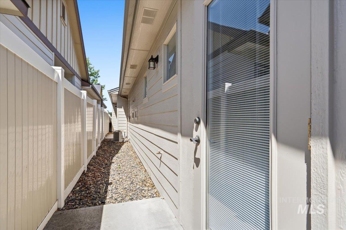 561 S Archstone Way, Boise, Idaho 83709, 3 Bedrooms, 2 Bathrooms, Residential For Sale, Price $468,400,MLS 98990796