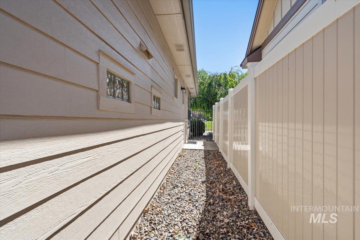 561 S Archstone Way, Boise, Idaho 83709, 3 Bedrooms, 2 Bathrooms, Residential For Sale, Price $468,400,MLS 98990796