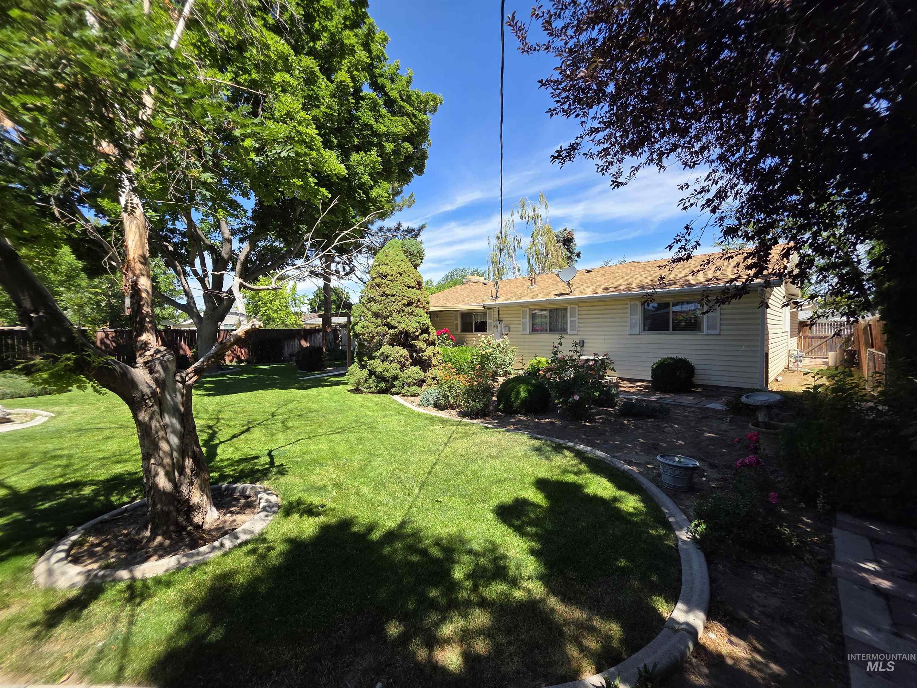 447 Crestview Dr., Twin Falls, Idaho 83301, 3 Bedrooms, 2 Bathrooms, Residential For Sale, Price $324,999,MLS 98990819