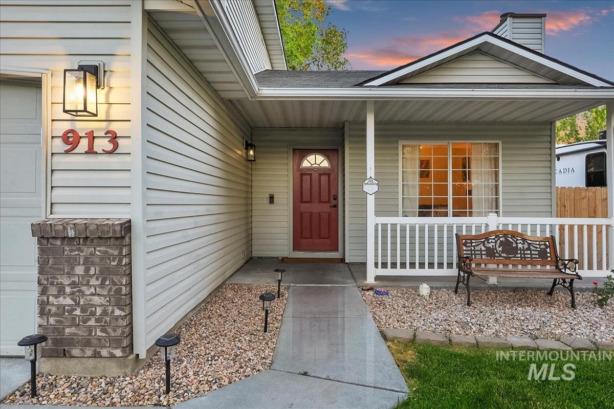 913 S Lily Court, Nampa, Idaho 83686-7062, 3 Bedrooms, 2.5 Bathrooms, Residential For Sale, Price $400,000,MLS 98990822