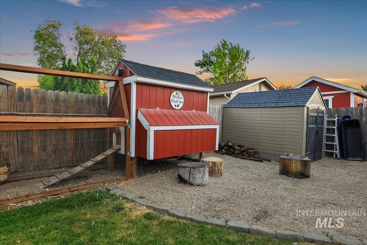 913 S Lily Court, Nampa, Idaho 83686-7062, 3 Bedrooms, 2.5 Bathrooms, Residential For Sale, Price $400,000,MLS 98990822