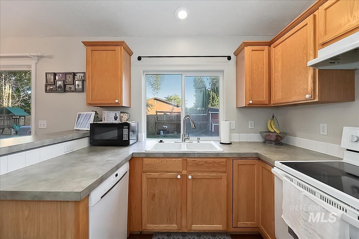 913 S Lily Court, Nampa, Idaho 83686-7062, 3 Bedrooms, 2.5 Bathrooms, Residential For Sale, Price $400,000,MLS 98990822