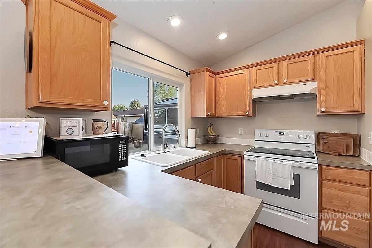 913 S Lily Court, Nampa, Idaho 83686-7062, 3 Bedrooms, 2.5 Bathrooms, Residential For Sale, Price $400,000,MLS 98990822