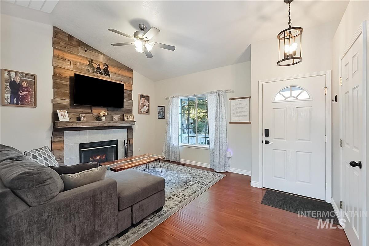 913 S Lily Court, Nampa, Idaho 83686-7062, 3 Bedrooms, 2.5 Bathrooms, Residential For Sale, Price $400,000,MLS 98990822