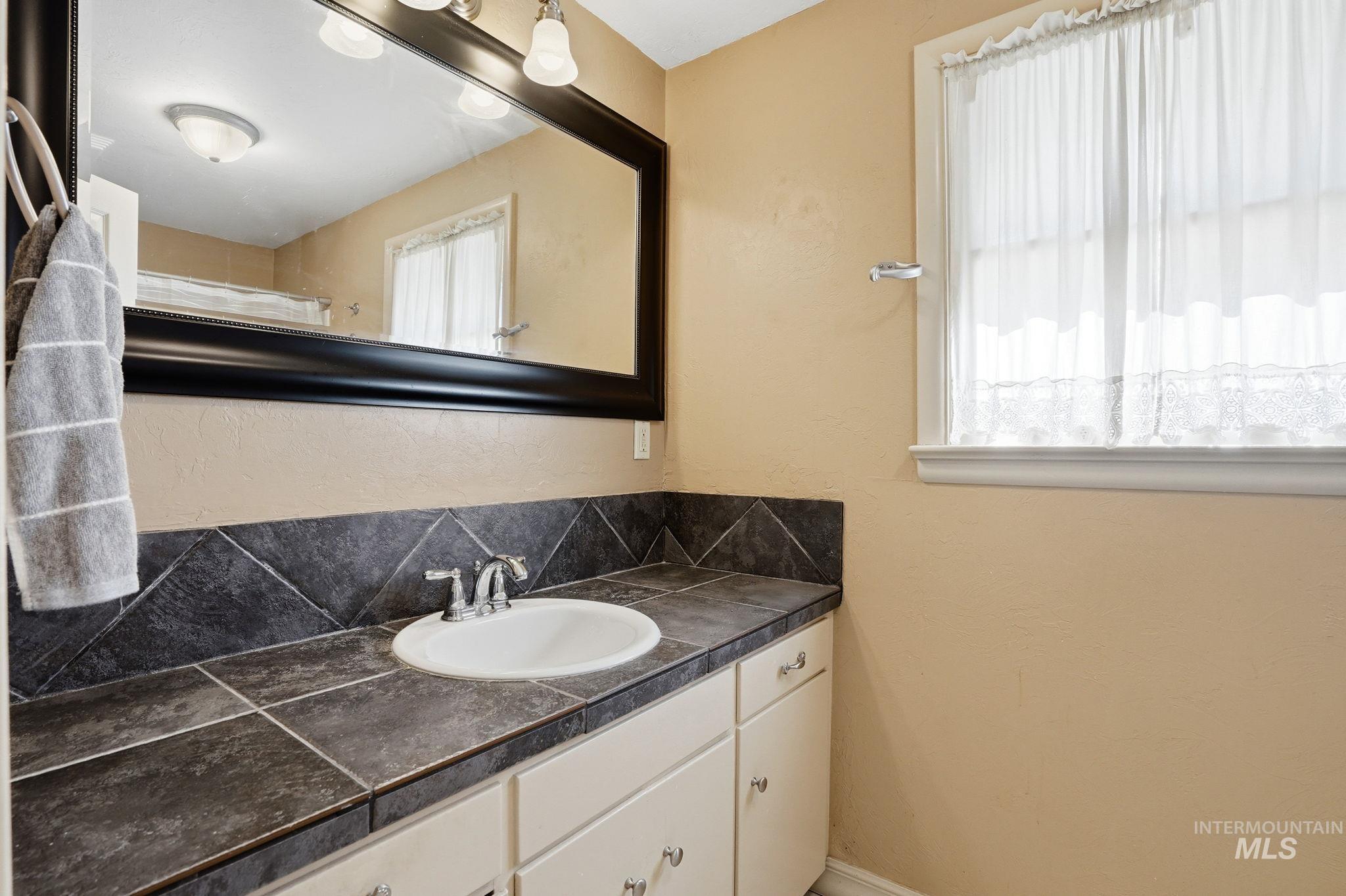 275 S Latah St, Boise, Idaho 83705, 3 Bedrooms, 2.5 Bathrooms, Residential For Sale, Price $599,900,MLS 98990825