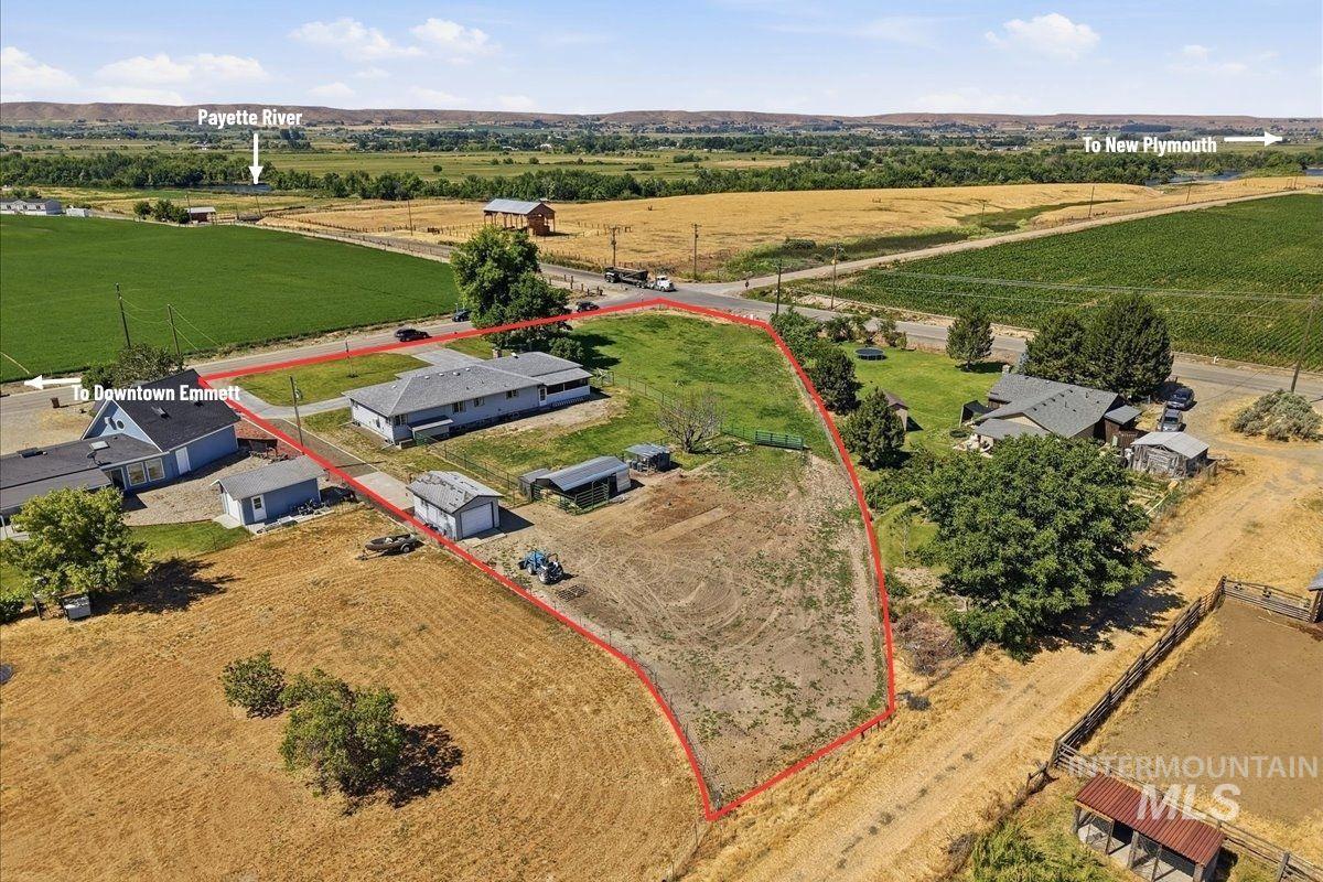 6850 W Black Canyon Hwy, Emmett, Idaho 83617, 4 Bedrooms, 2.5 Bathrooms, Residential For Sale, Price $649,900,MLS 98990842