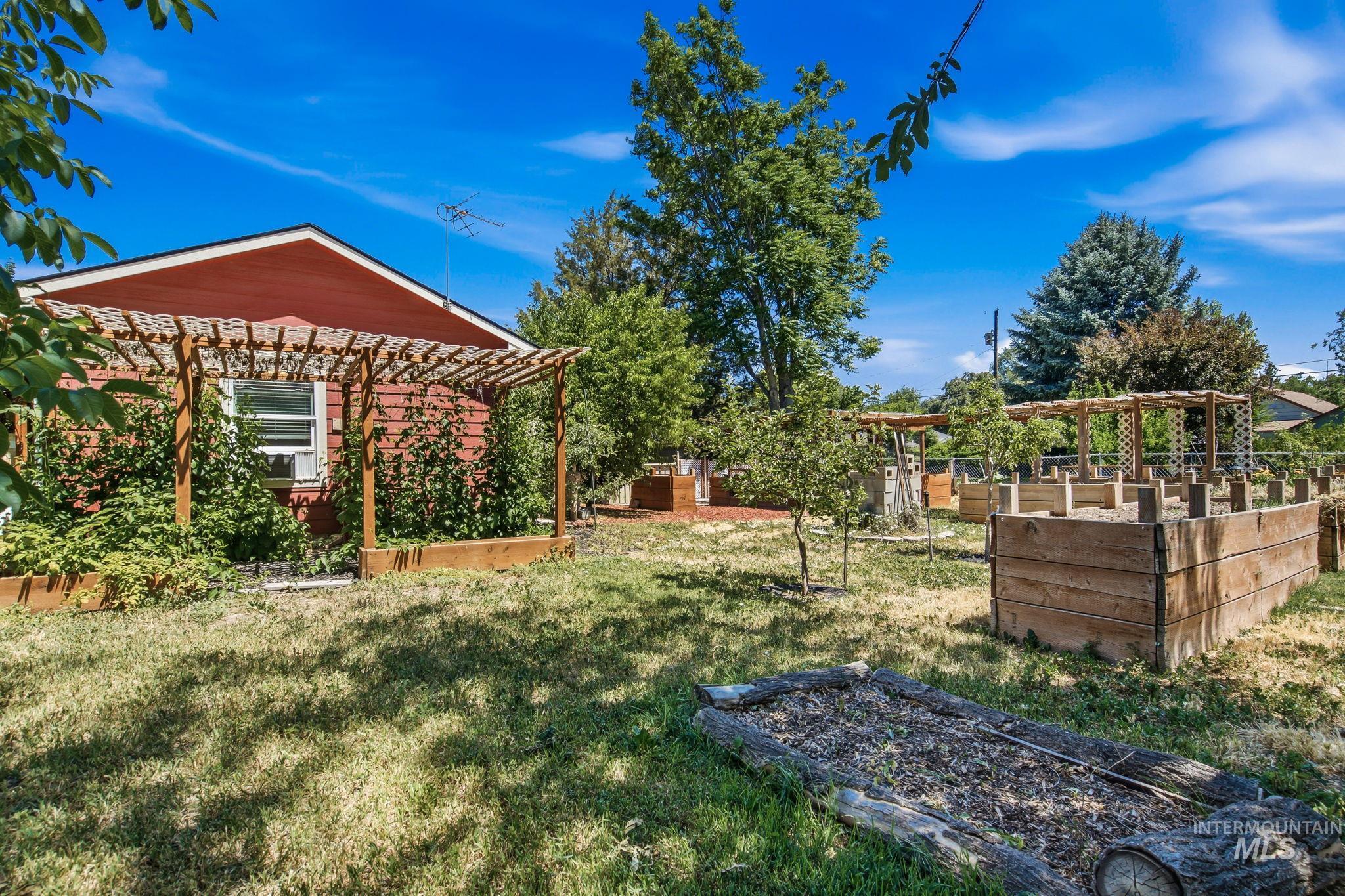 113 Smith Avenue, Nampa, Idaho 83651, 5 Bedrooms, 2 Bathrooms, Residential For Sale, Price $450,000,MLS 98990872