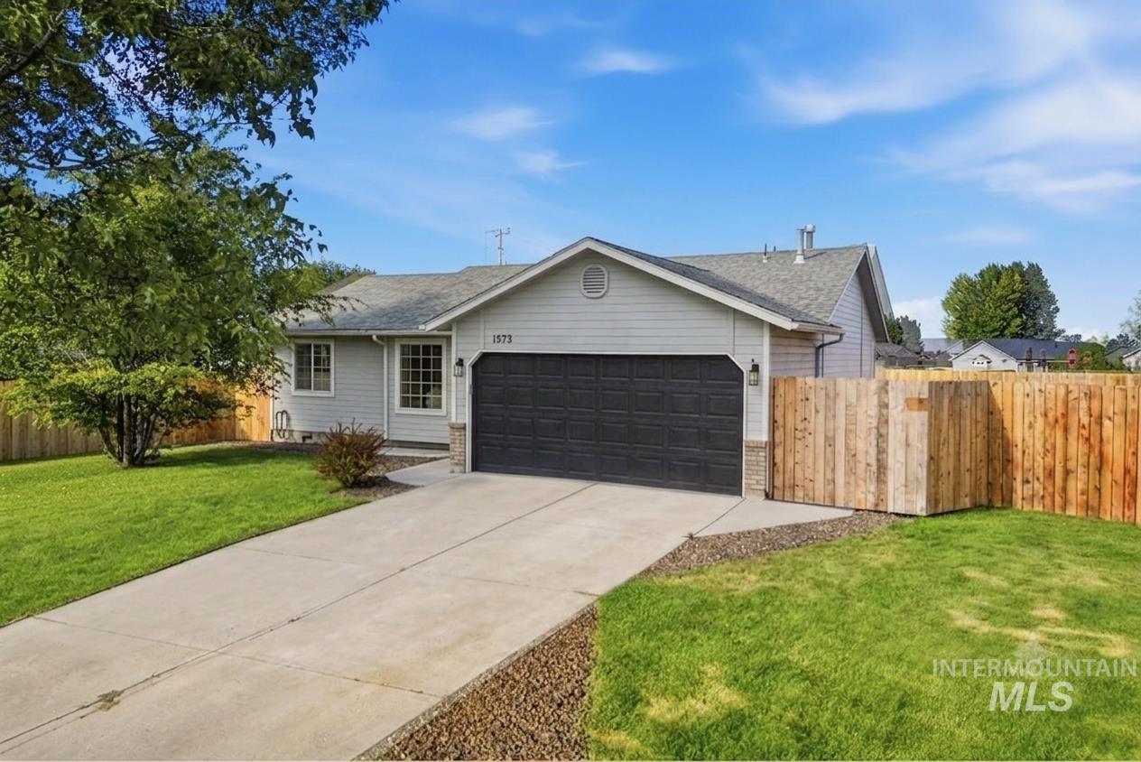1573 W Hayfield Ct, Kuna, Idaho 83634, 3 Bedrooms, 2 Bathrooms, Residential For Sale, Price $399,500,MLS 98990876