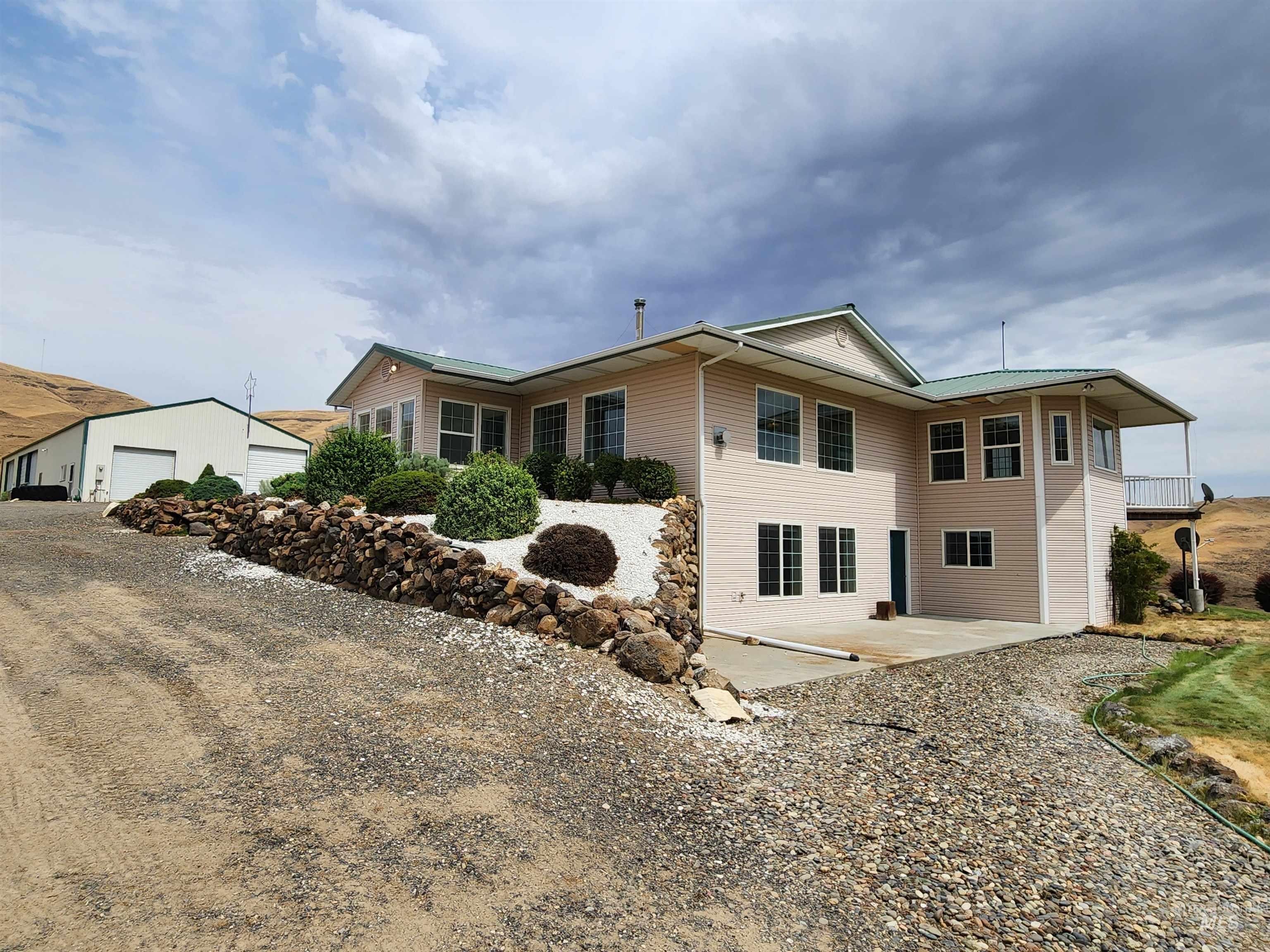 2871 Hwy 12, Clarkston, Washington 99403, 3 Bedrooms, 3 Bathrooms, Residential For Sale, Price $899,900,MLS 98990877