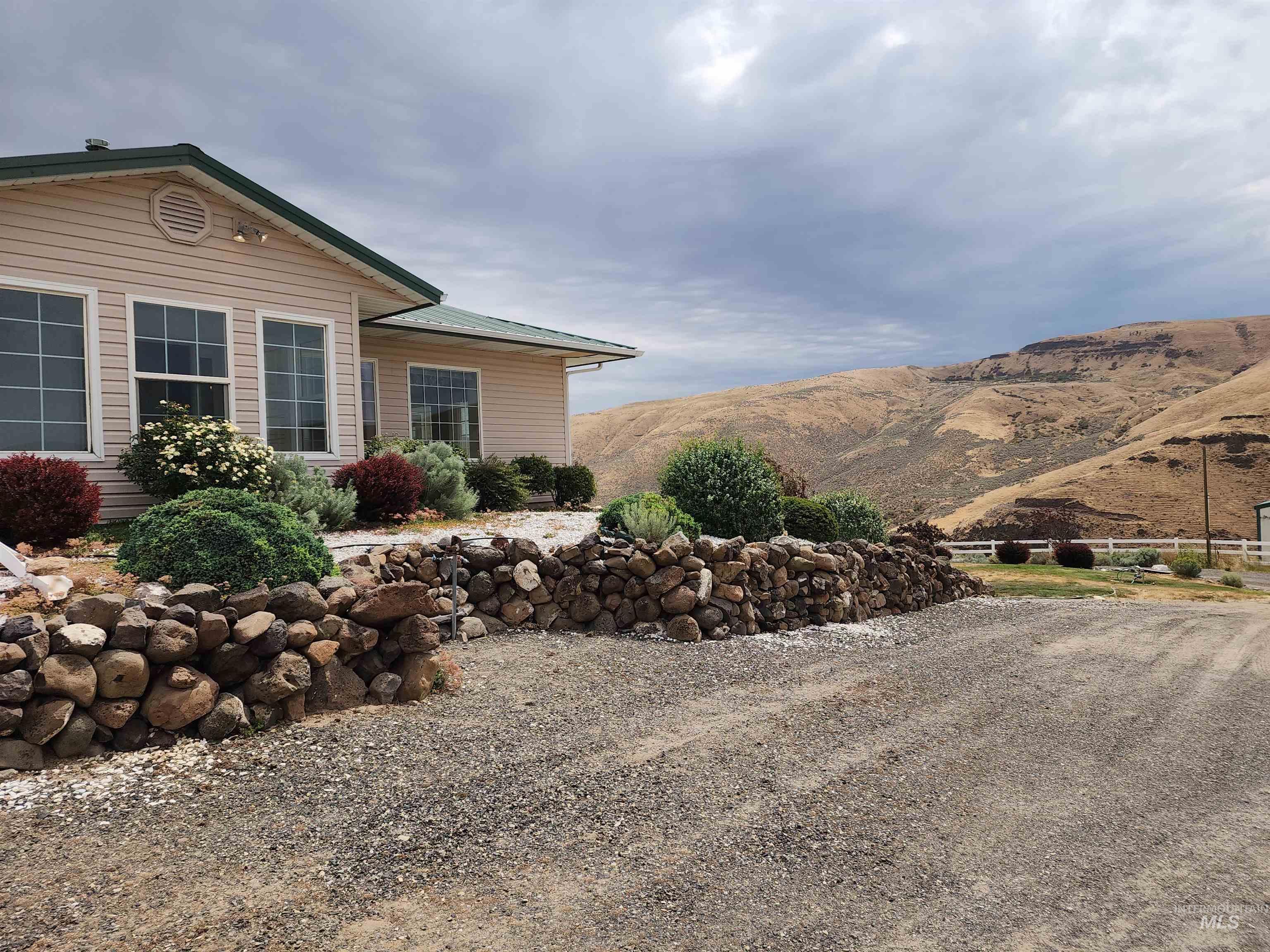 2871 Hwy 12, Clarkston, Washington 99403, 3 Bedrooms, 3 Bathrooms, Residential For Sale, Price $899,900,MLS 98990877