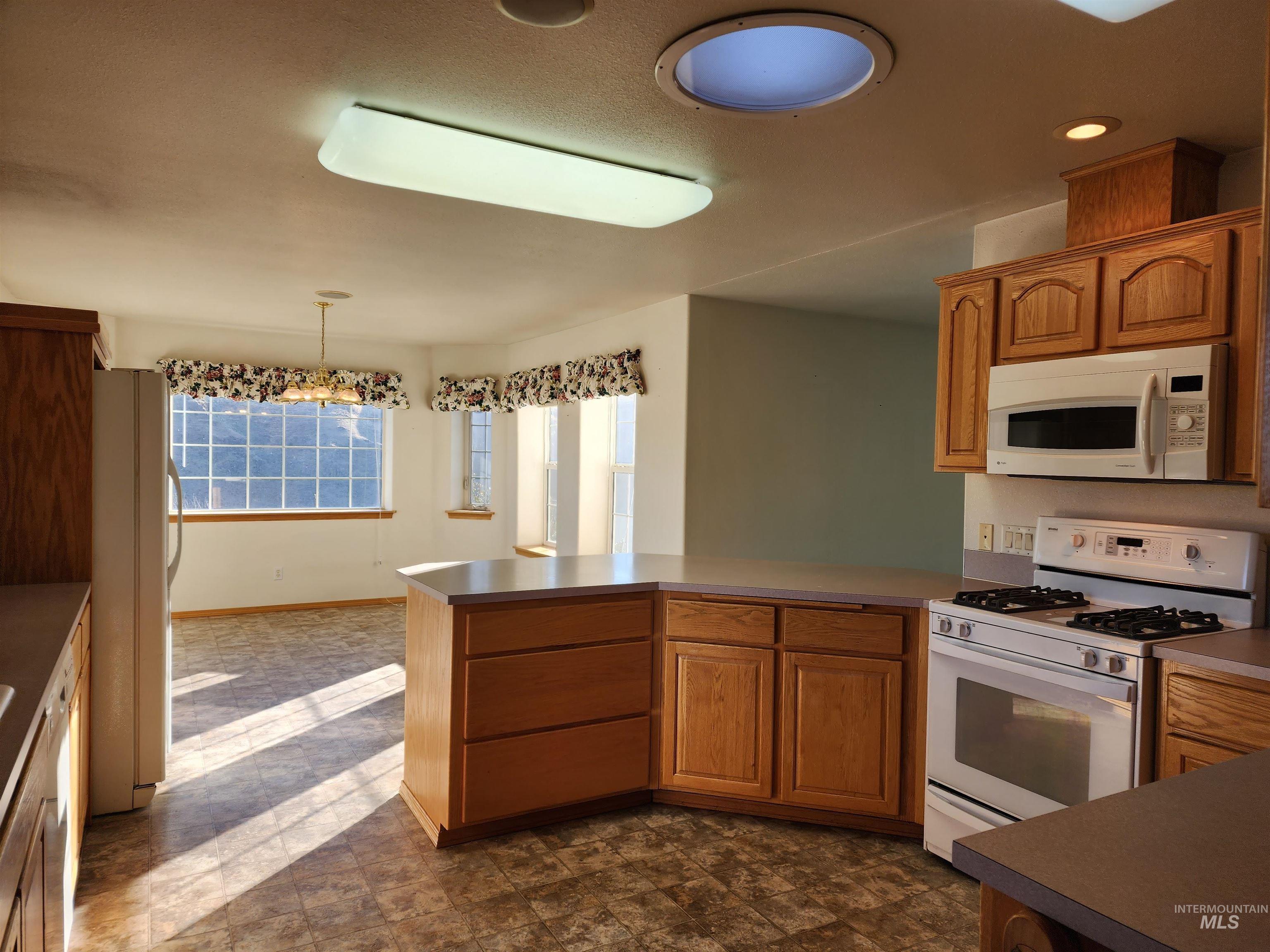 2871 Hwy 12, Clarkston, Washington 99403, 3 Bedrooms, 3 Bathrooms, Residential For Sale, Price $899,900,MLS 98990877