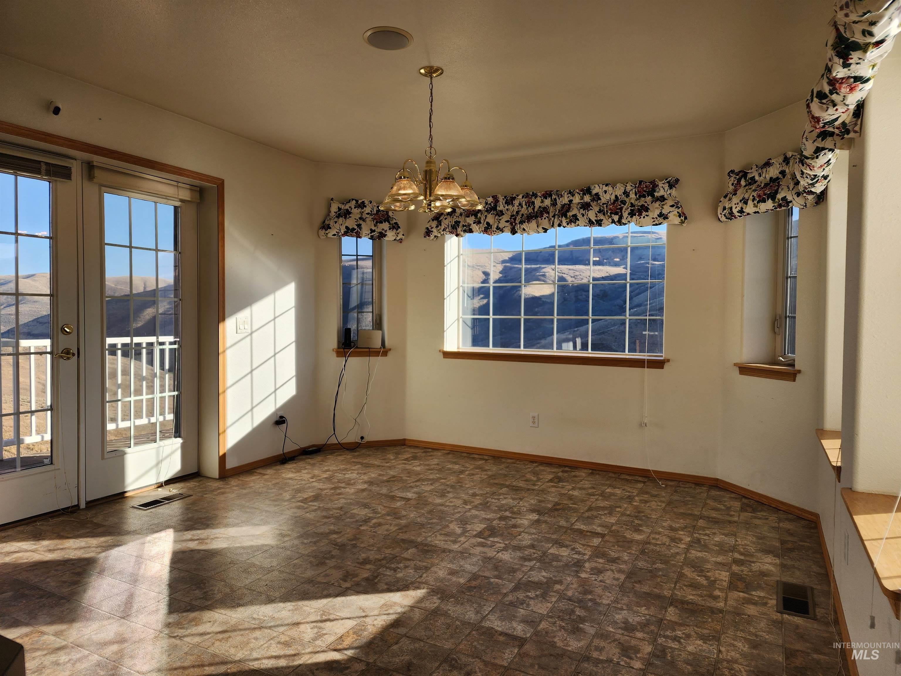 2871 Hwy 12, Clarkston, Washington 99403, 3 Bedrooms, 3 Bathrooms, Residential For Sale, Price $899,900,MLS 98990877
